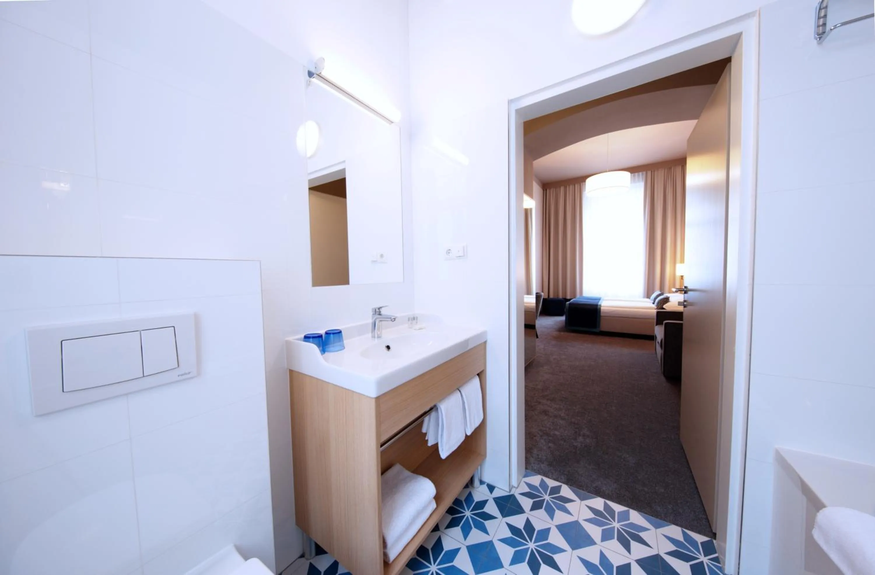 Bathroom, Bed in Drei Kronen Hotel Wien City