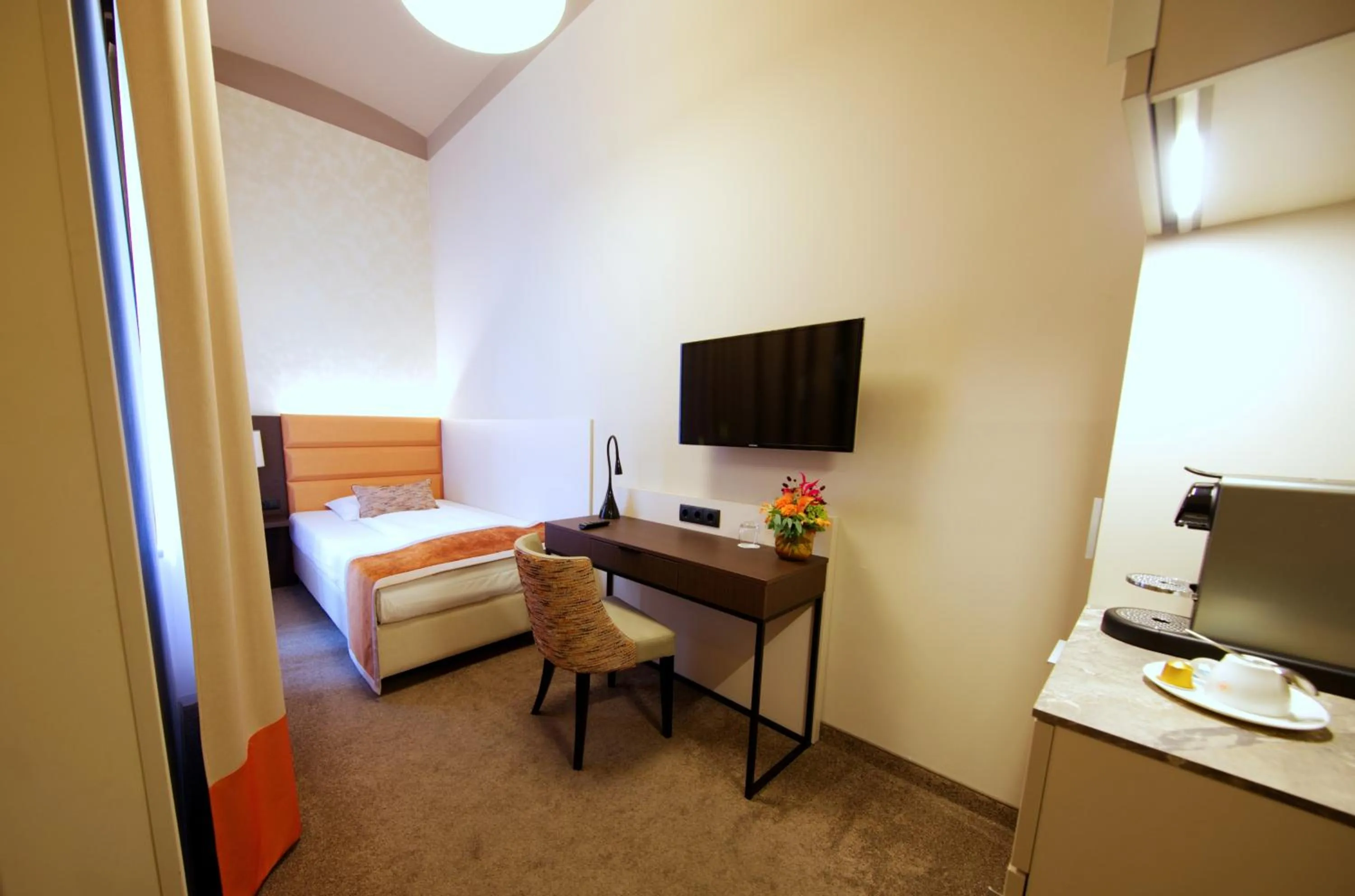 Photo of the whole room, Bed in Drei Kronen Hotel Wien City