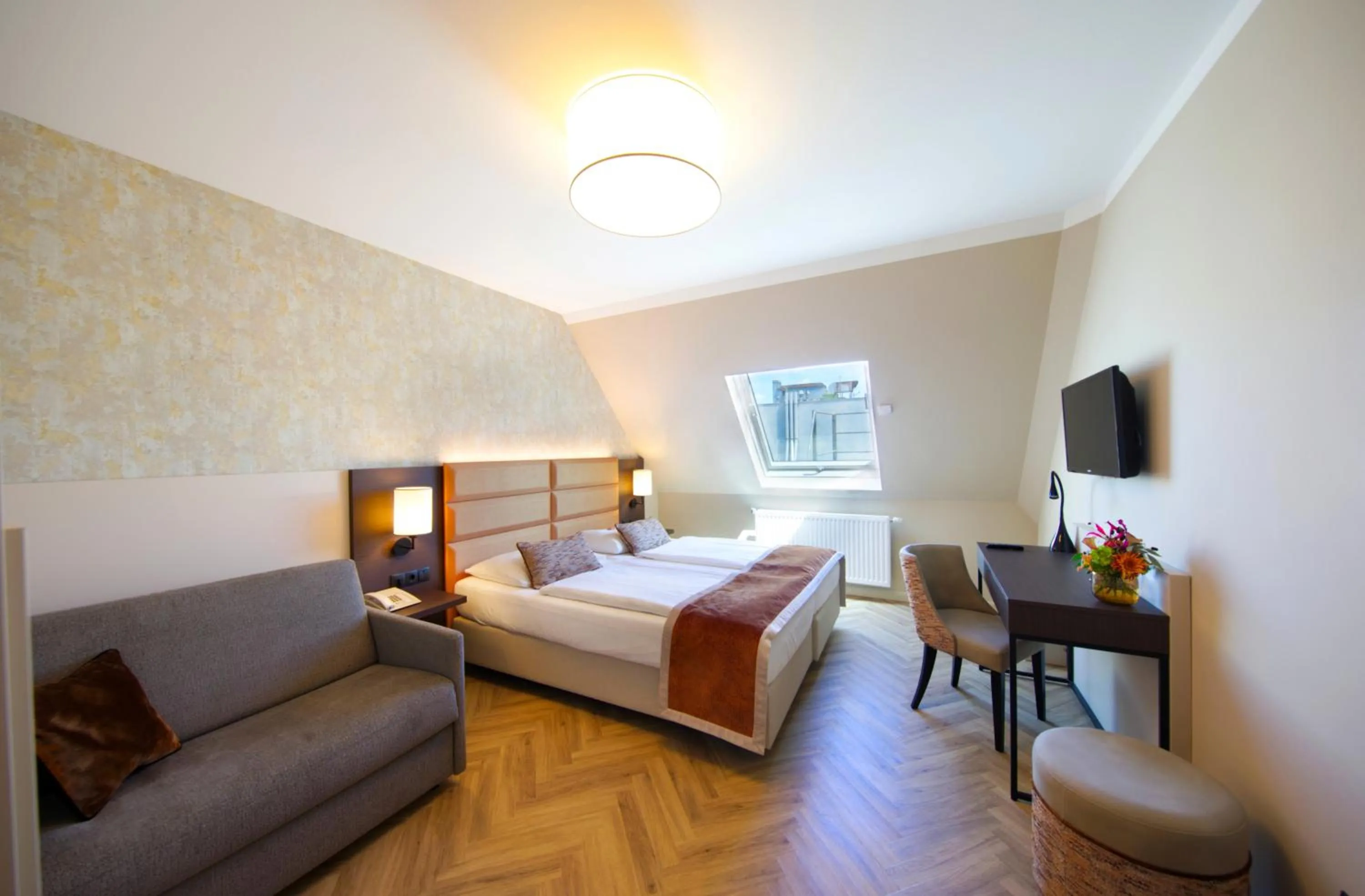 Photo of the whole room, Bed in Drei Kronen Hotel Wien City