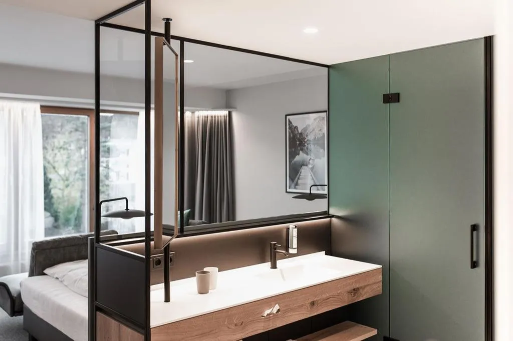 Shower, Bed in Stadthotel Goldenes Schiff