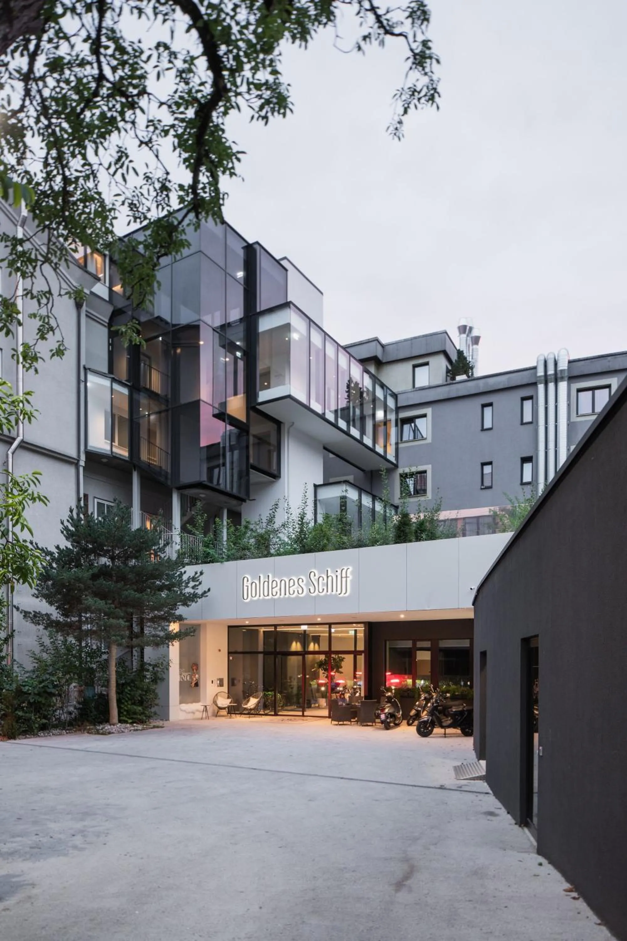 Property building in Stadthotel Goldenes Schiff