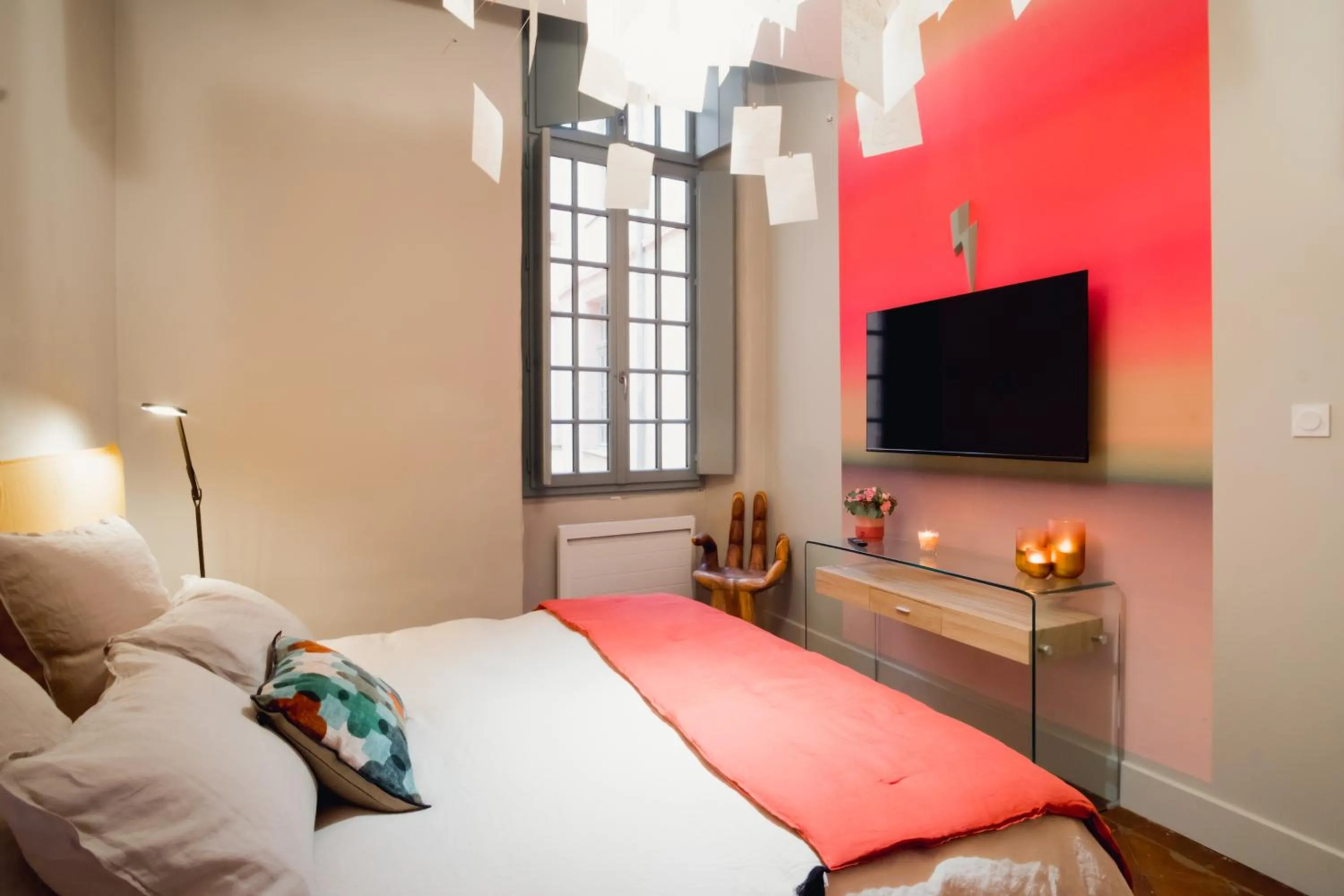 room five - parking, balnéothérapie, place nationale, un havre de paix