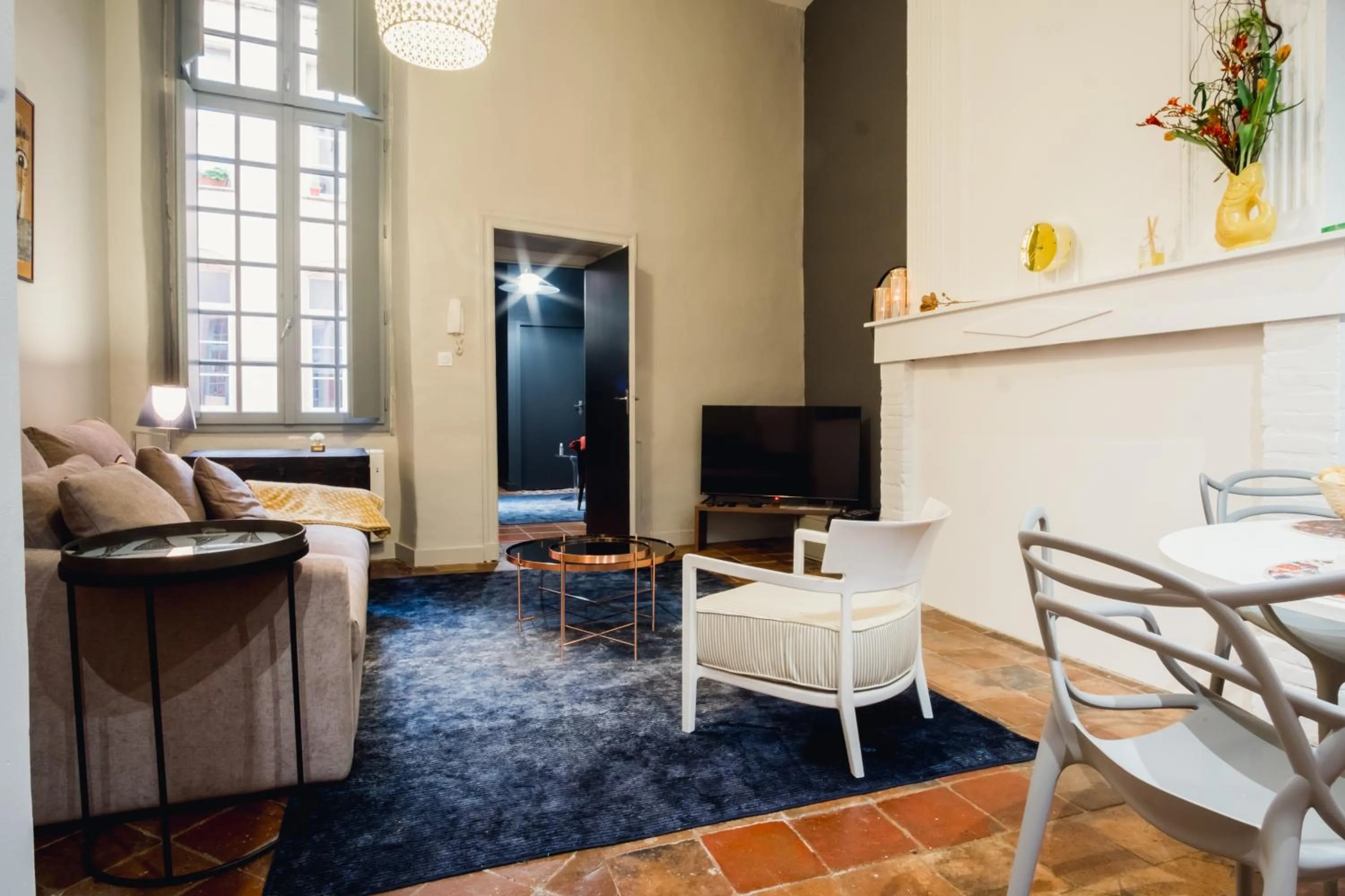 room five - parking, balnéothérapie, place nationale, un havre de paix