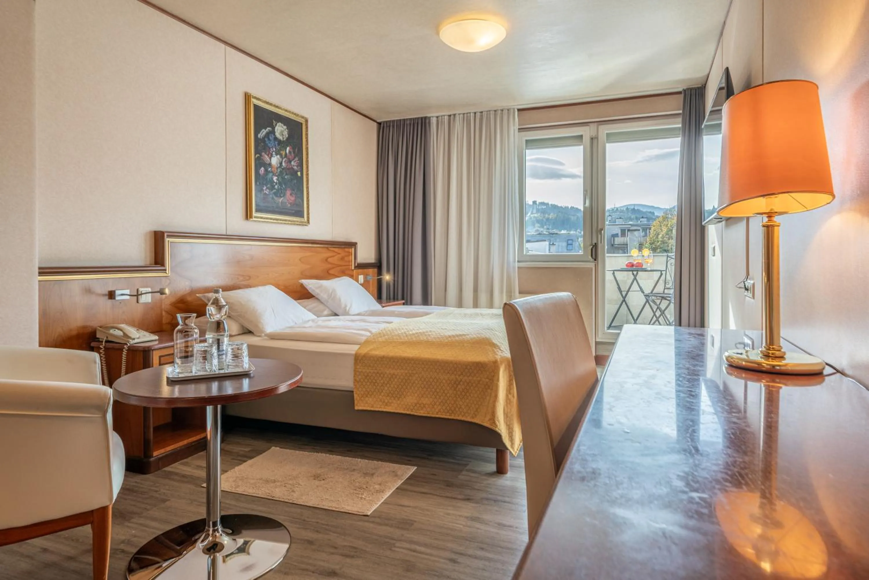 Bed in Hotel Neue Post I self check-in