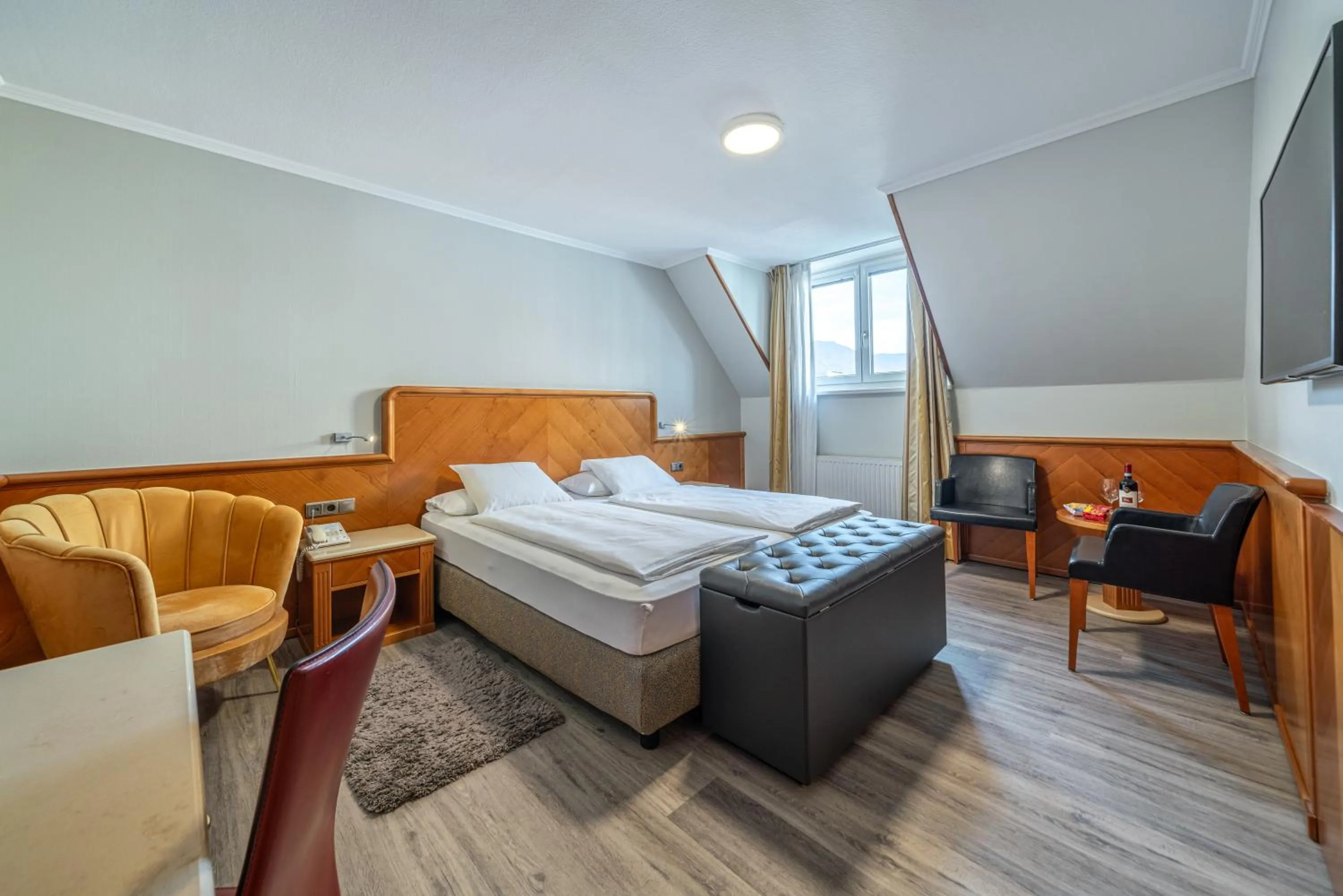 Bed in Hotel Neue Post I self check-in