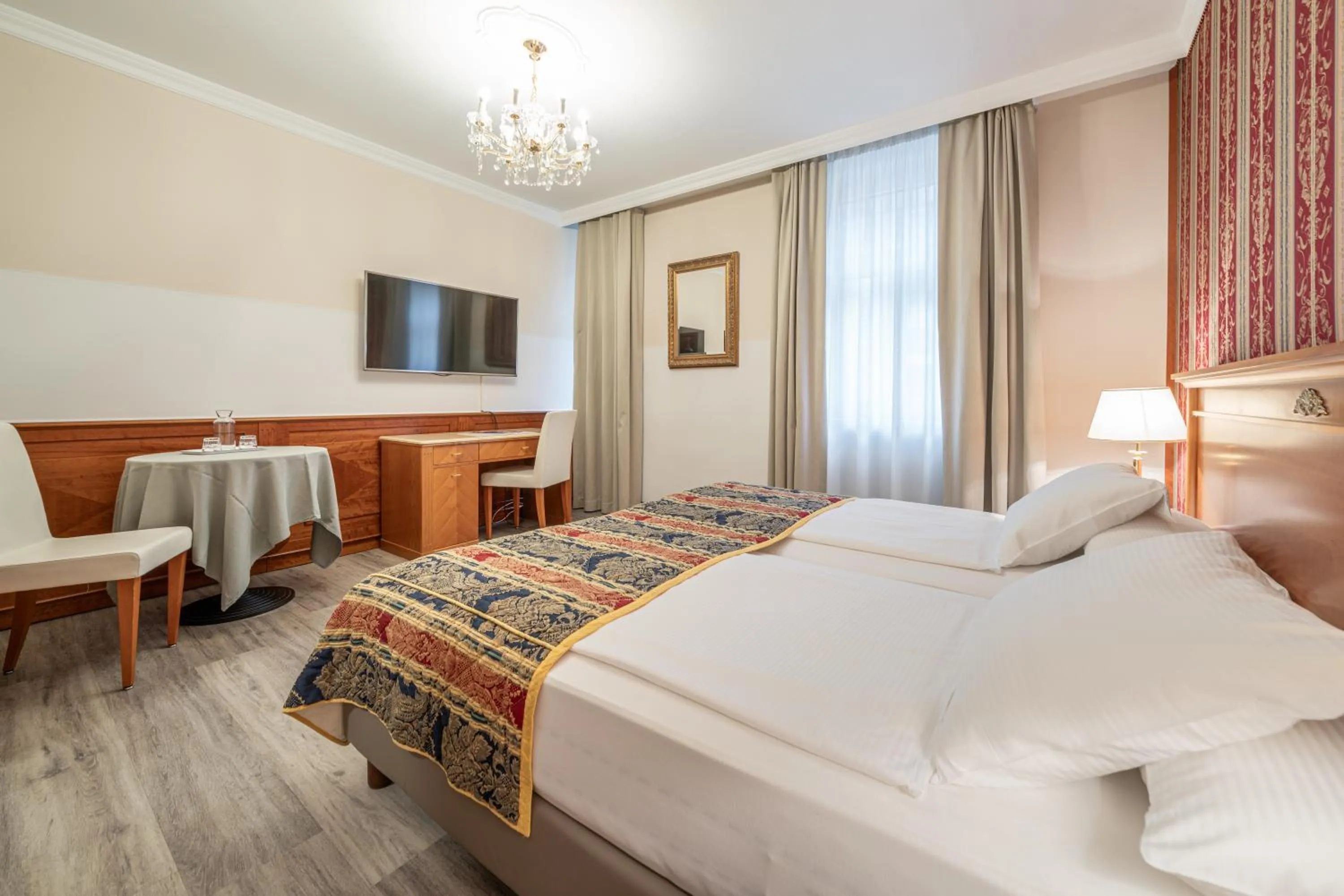 Bed in Hotel Neue Post I self check-in