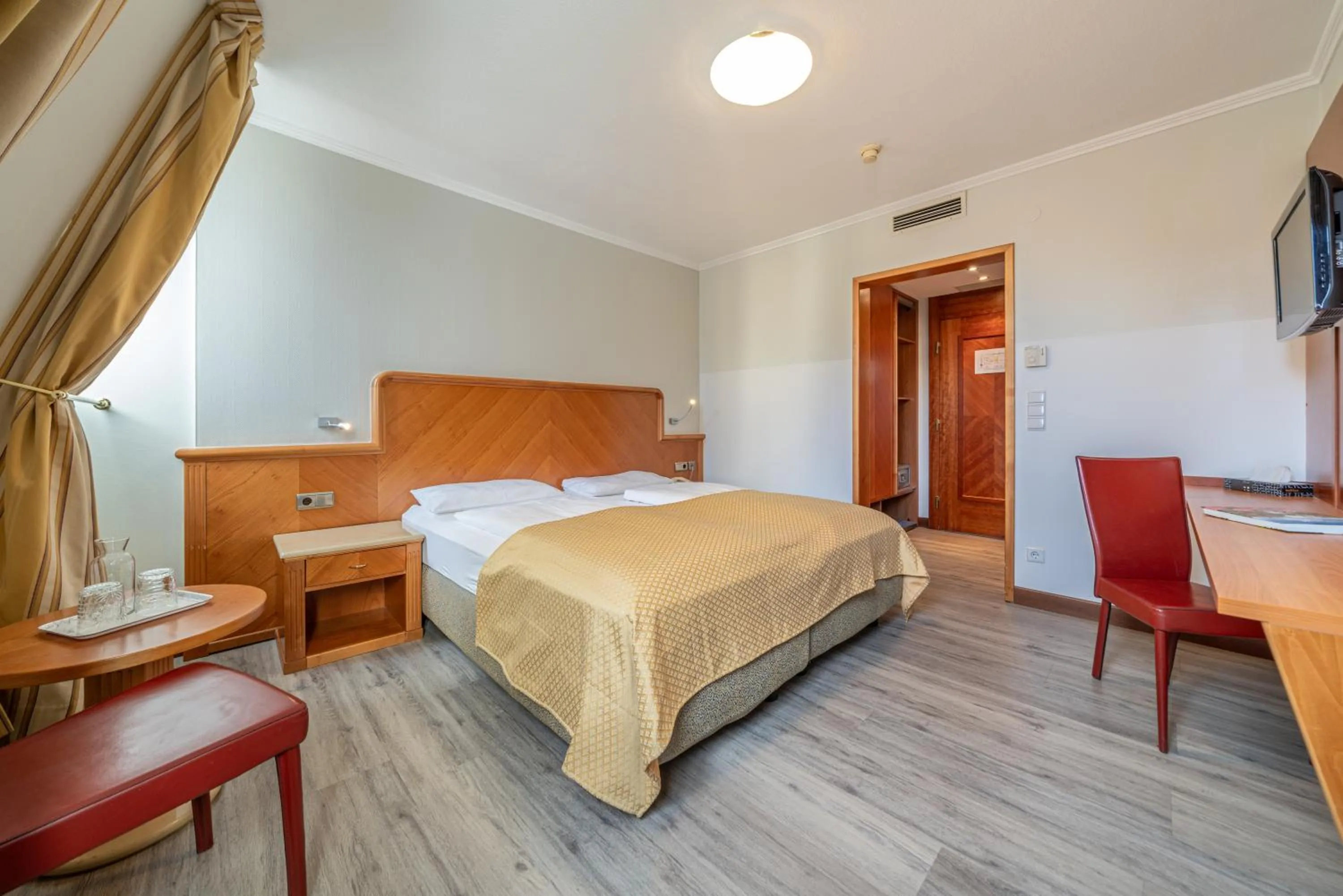 Bed in Hotel Neue Post I self check-in