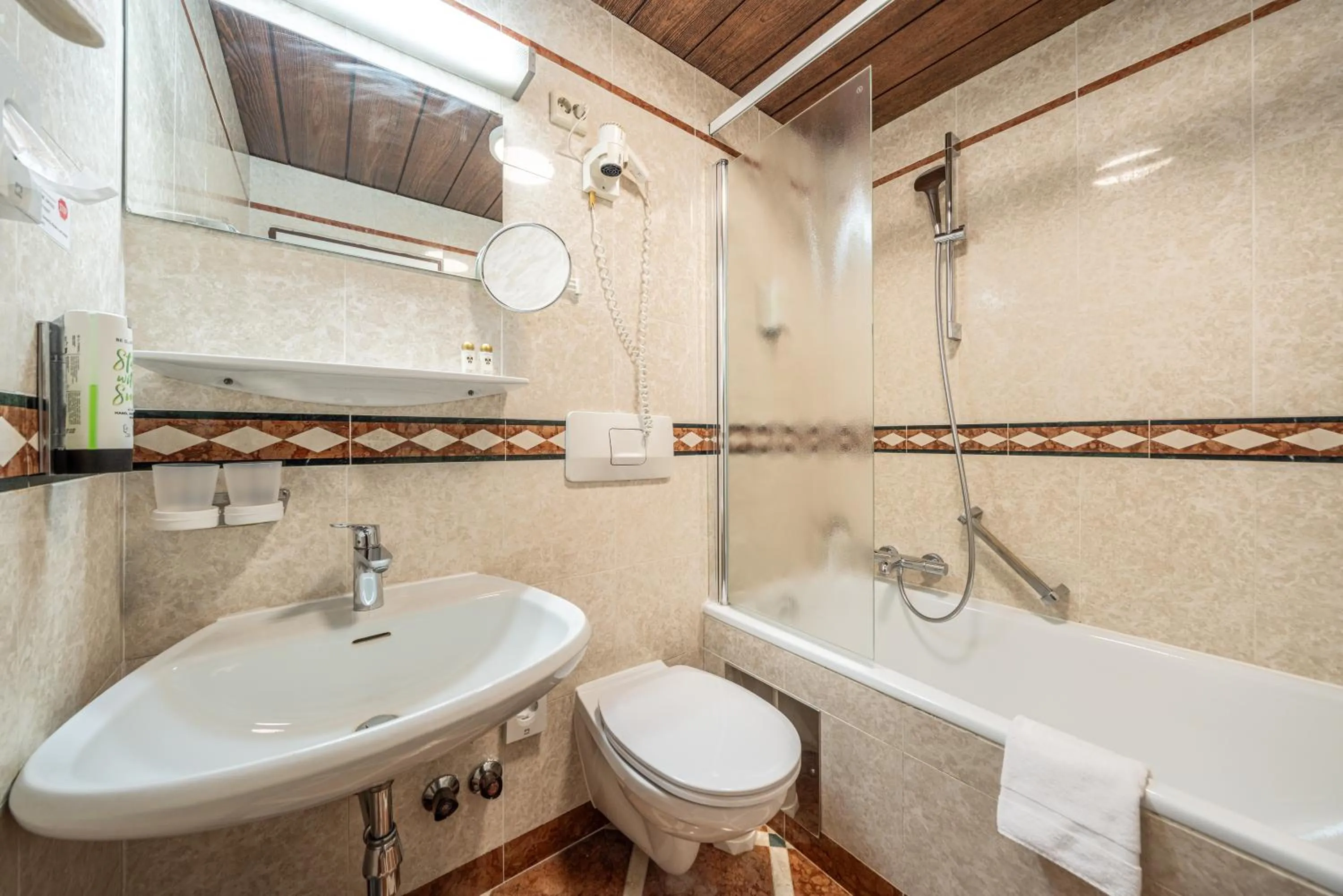 Toilet in Hotel Neue Post I self check-in