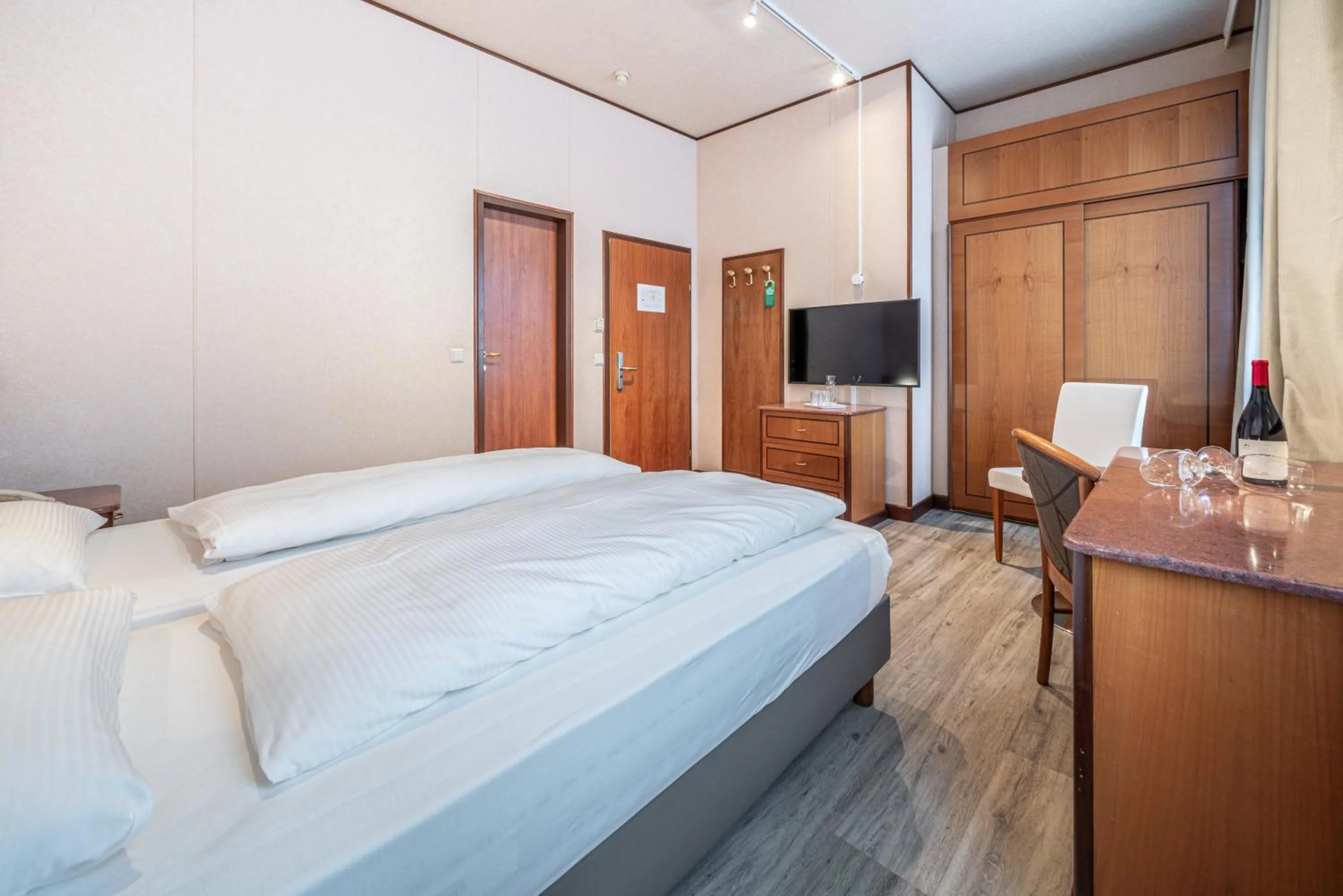 Bed in Hotel Neue Post I self check-in