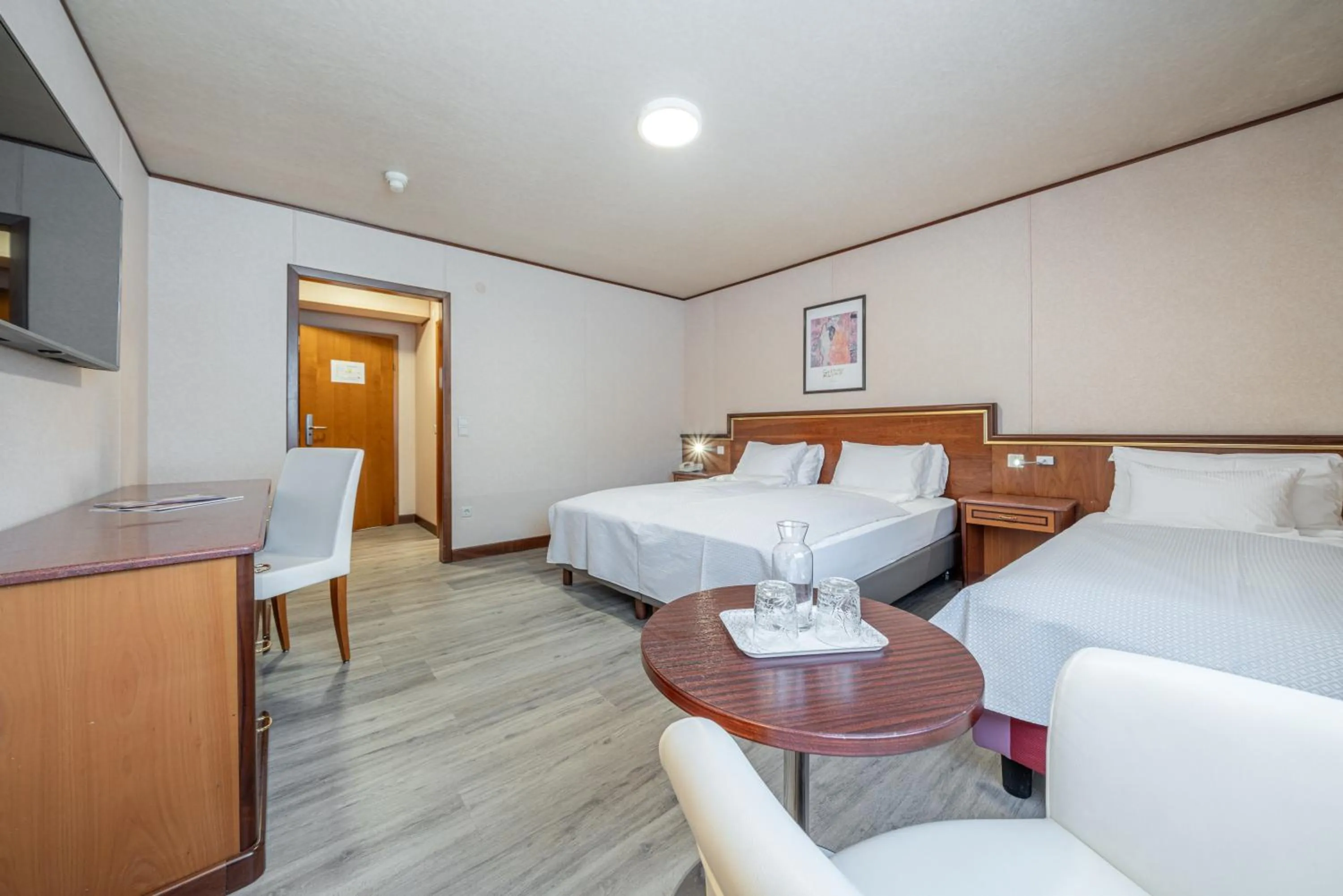 Bed in Hotel Neue Post I self check-in