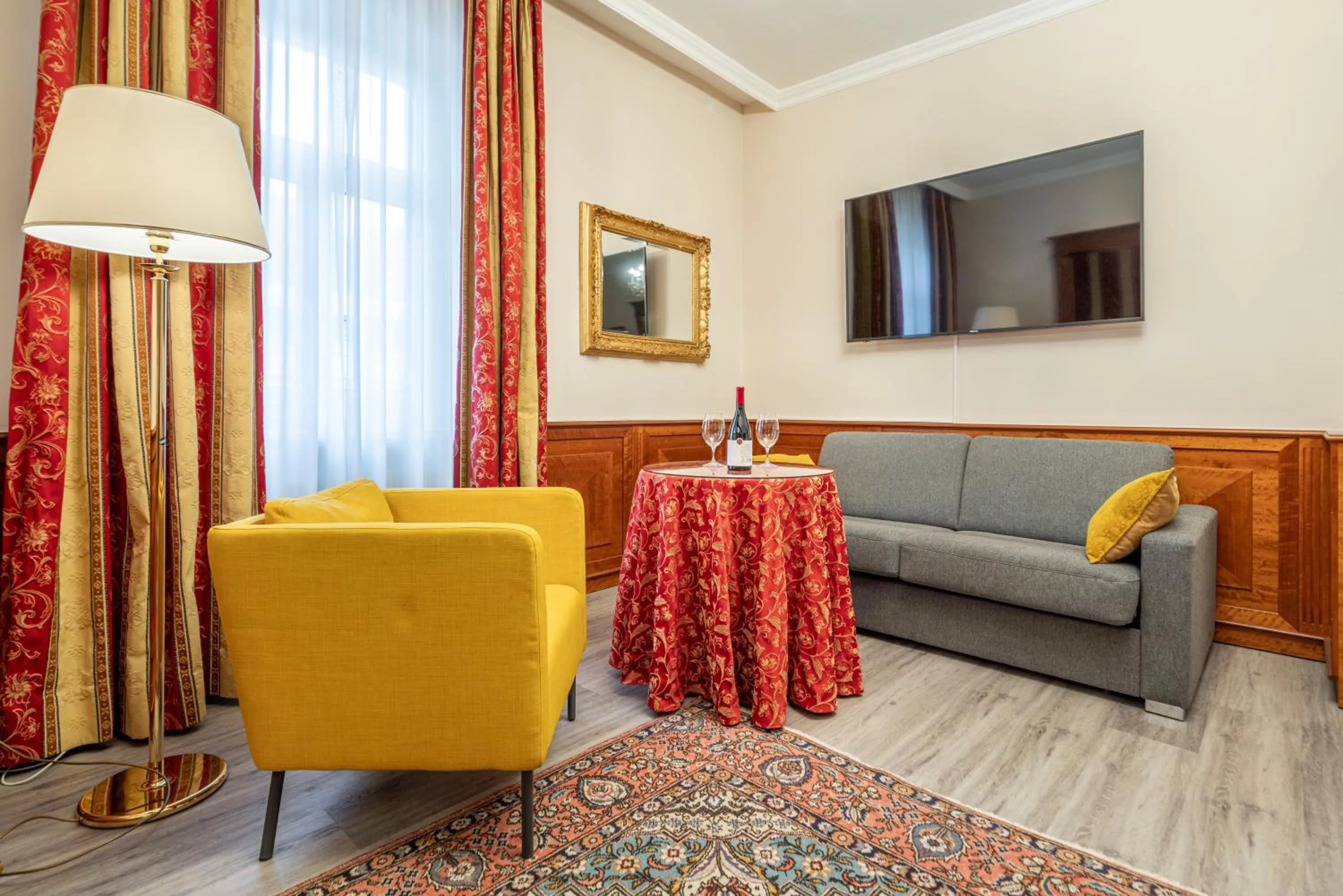 TV and multimedia in Hotel Neue Post I self check-in