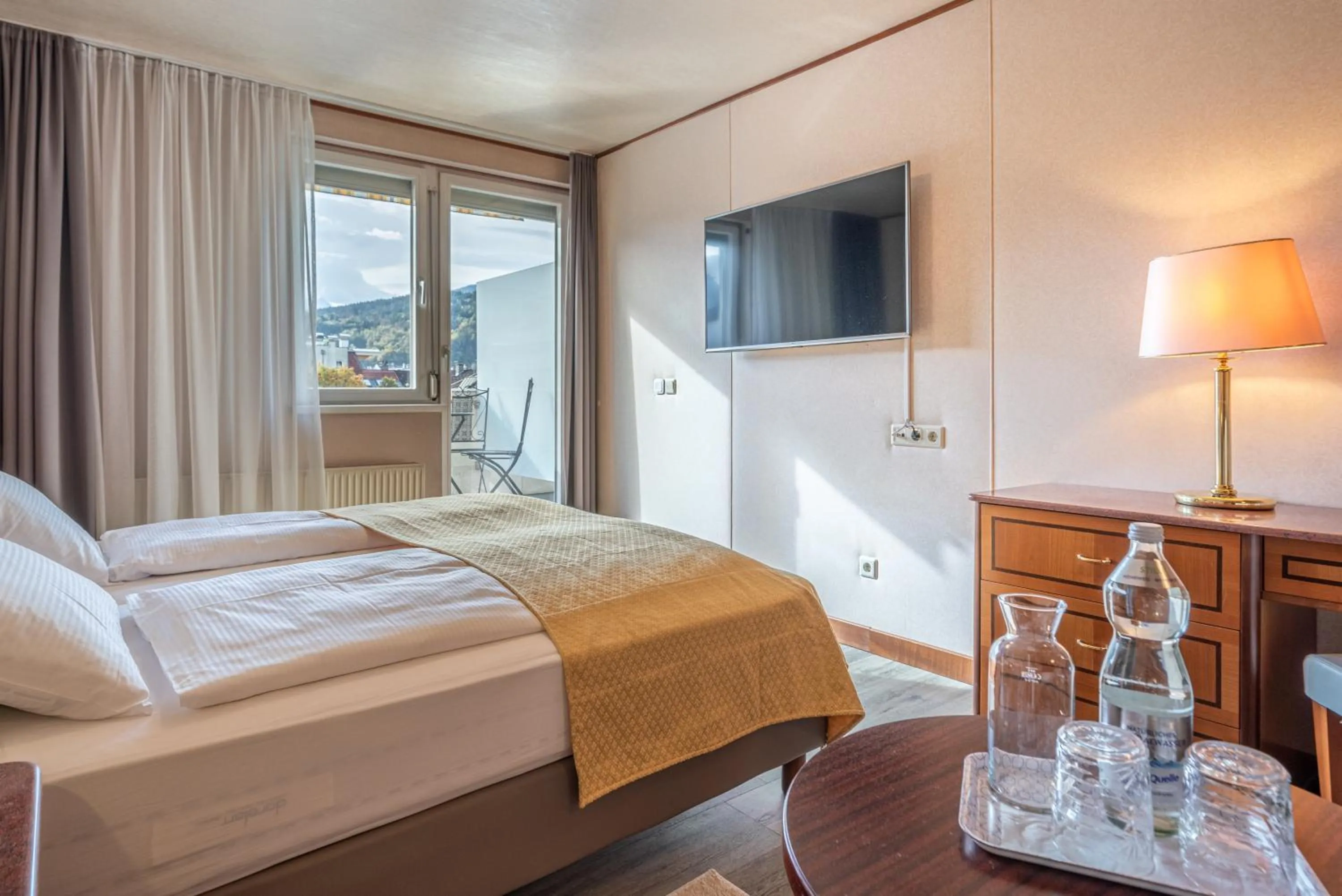 Bed in Hotel Neue Post I self check-in