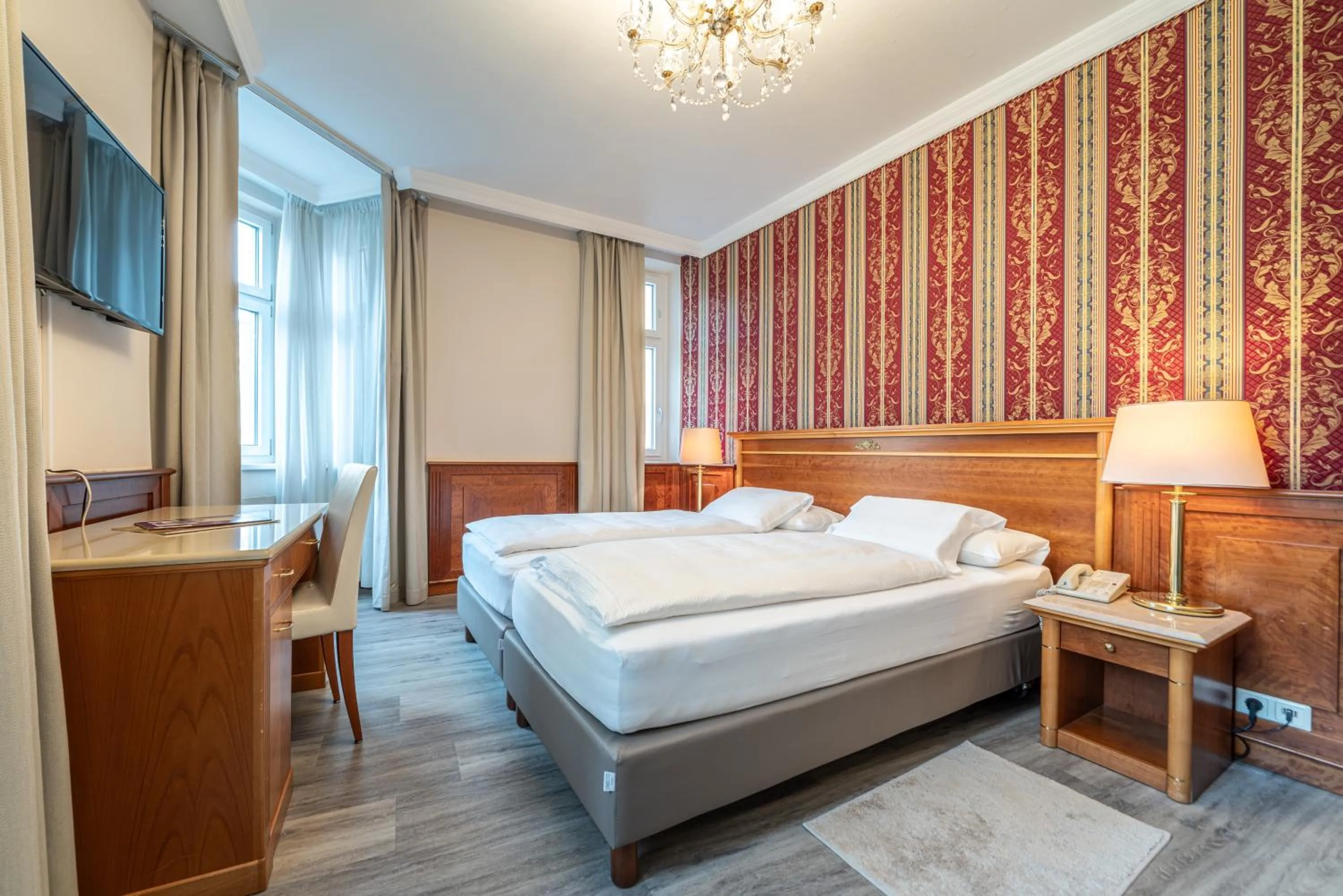 Bed in Hotel Neue Post I self check-in