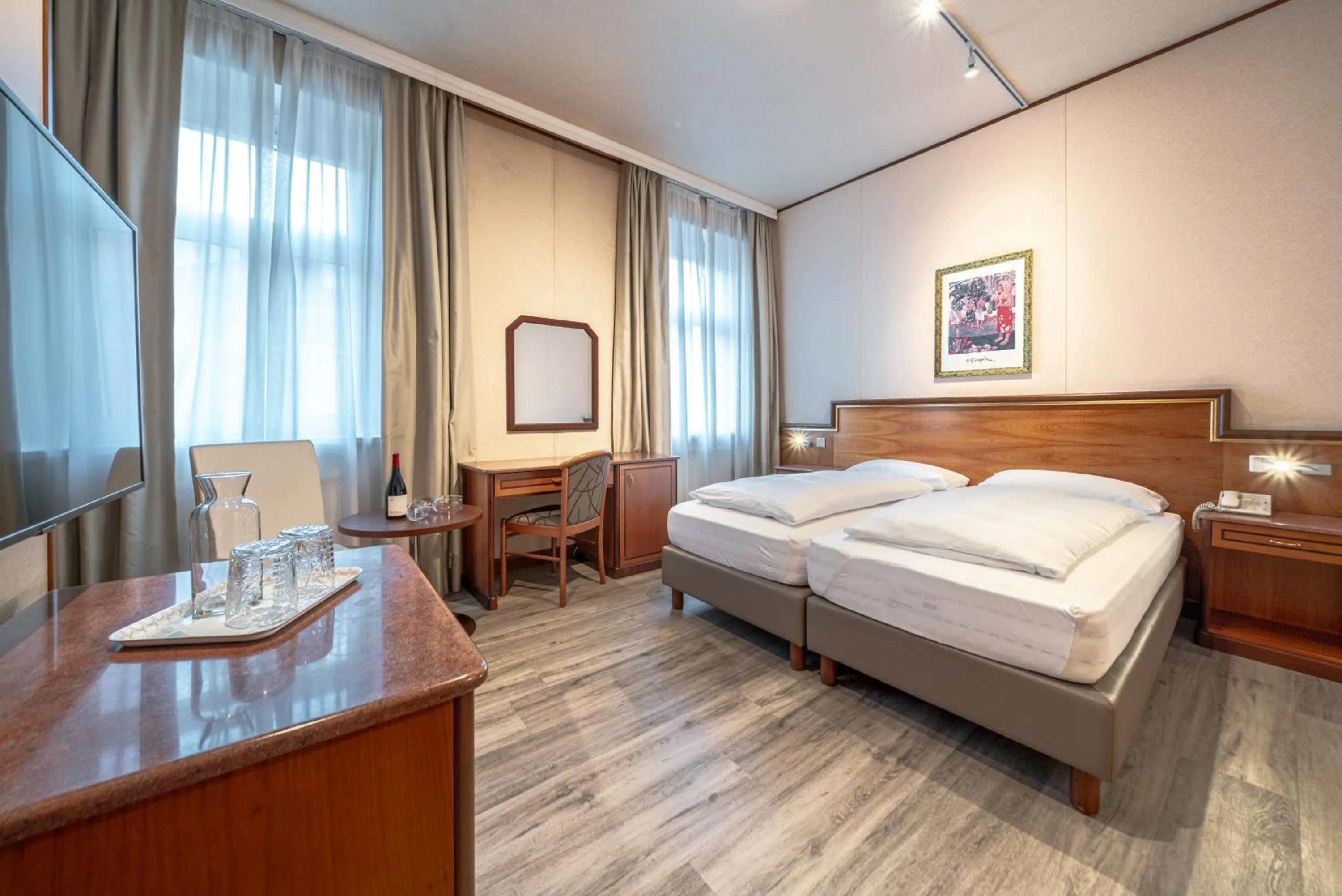 Bed in Hotel Neue Post I self check-in