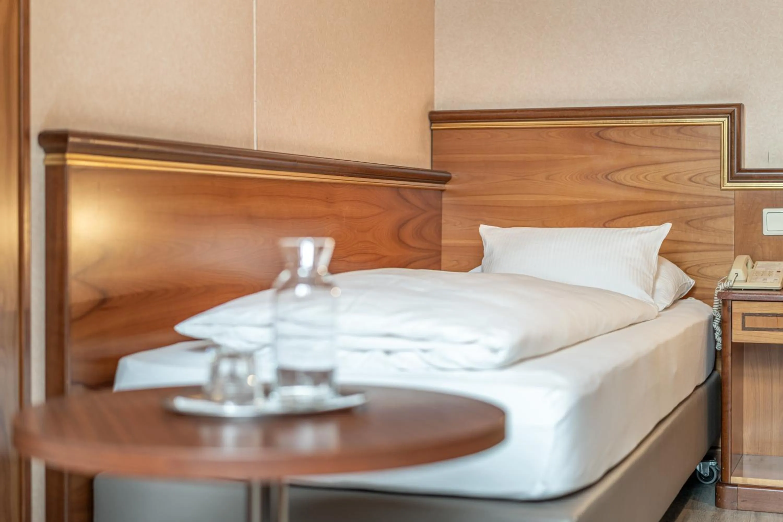 Bed in Hotel Neue Post I self check-in