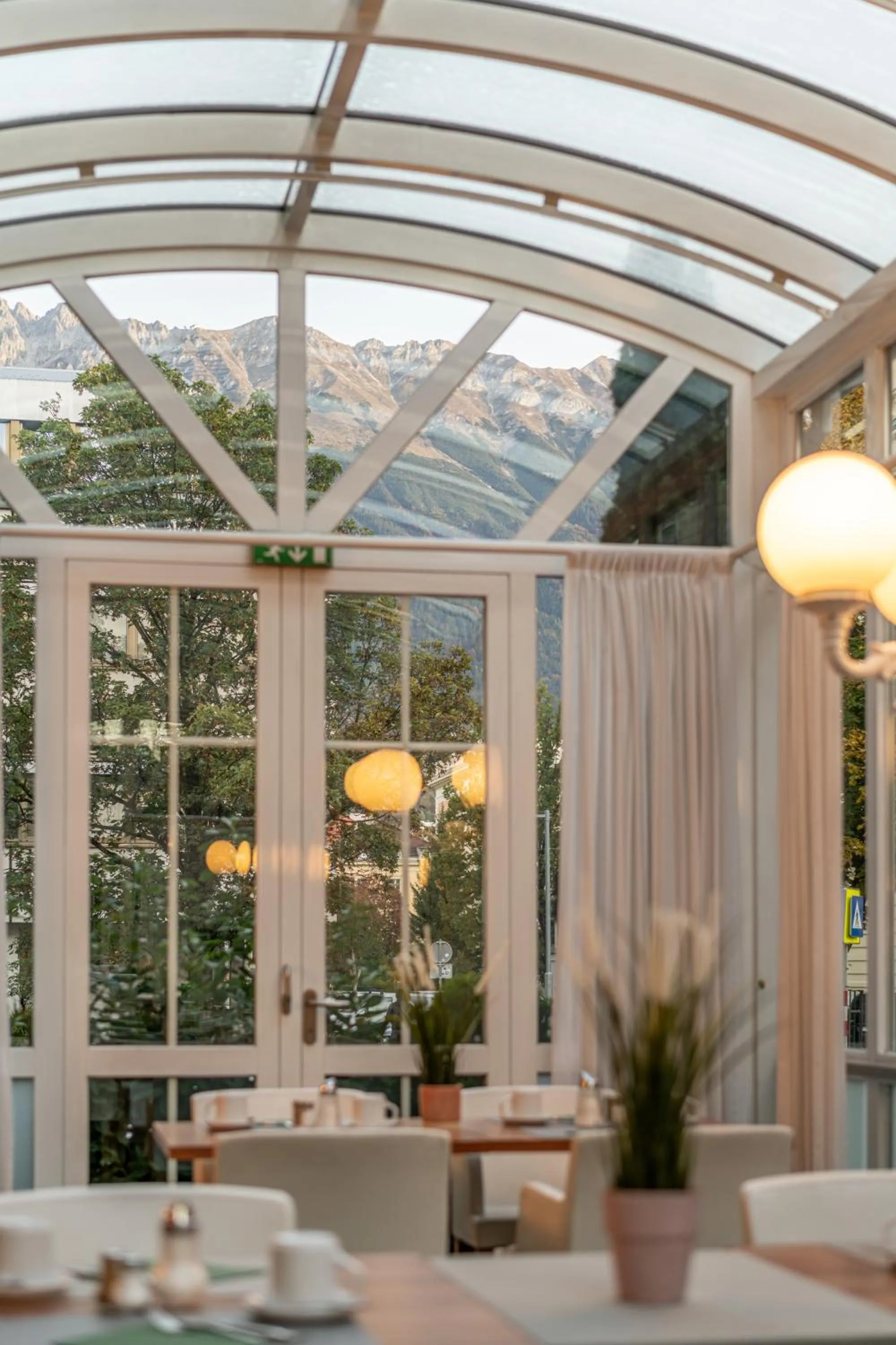 Dining area in Hotel Neue Post I self check-in