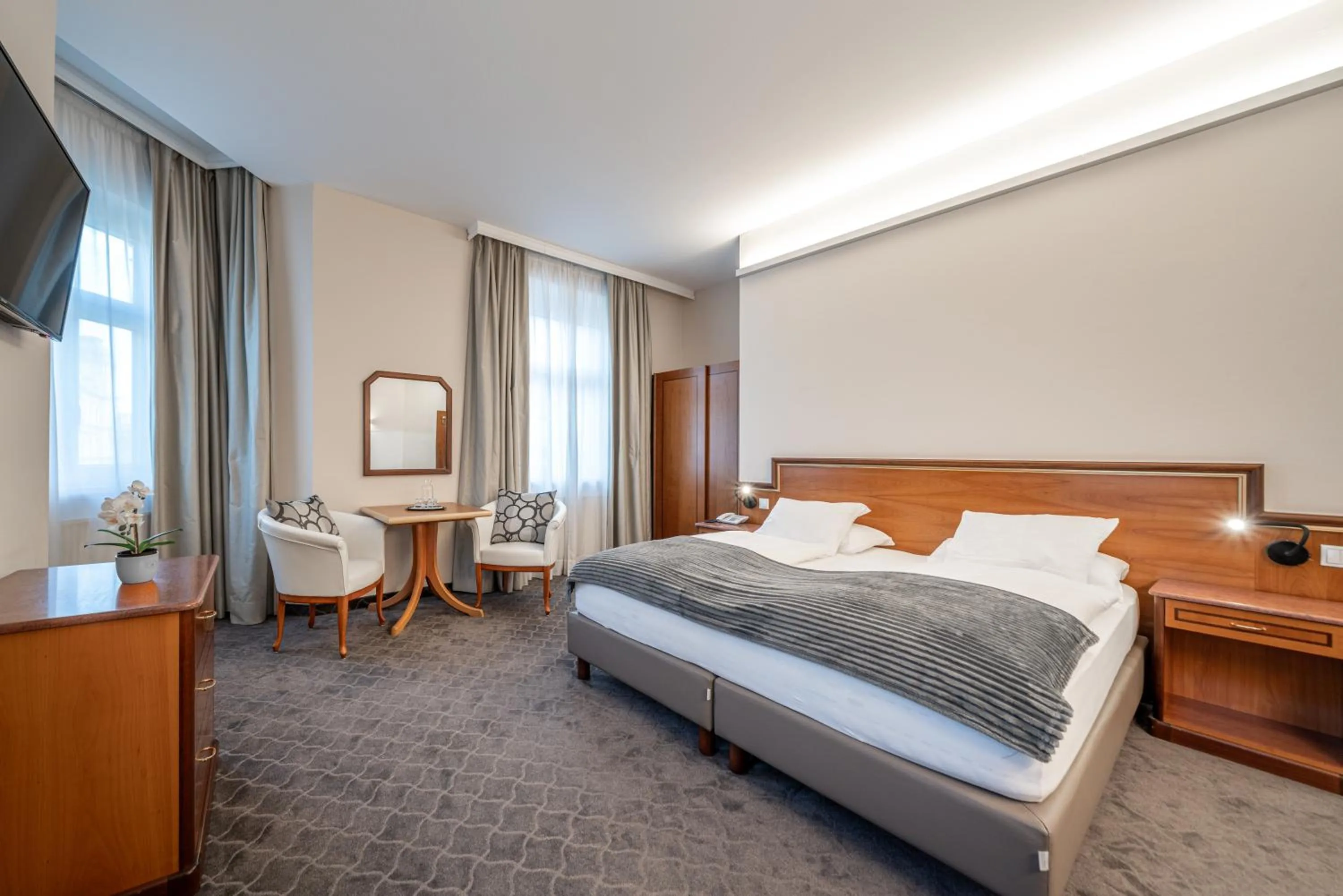 Bed in Hotel Neue Post I self check-in