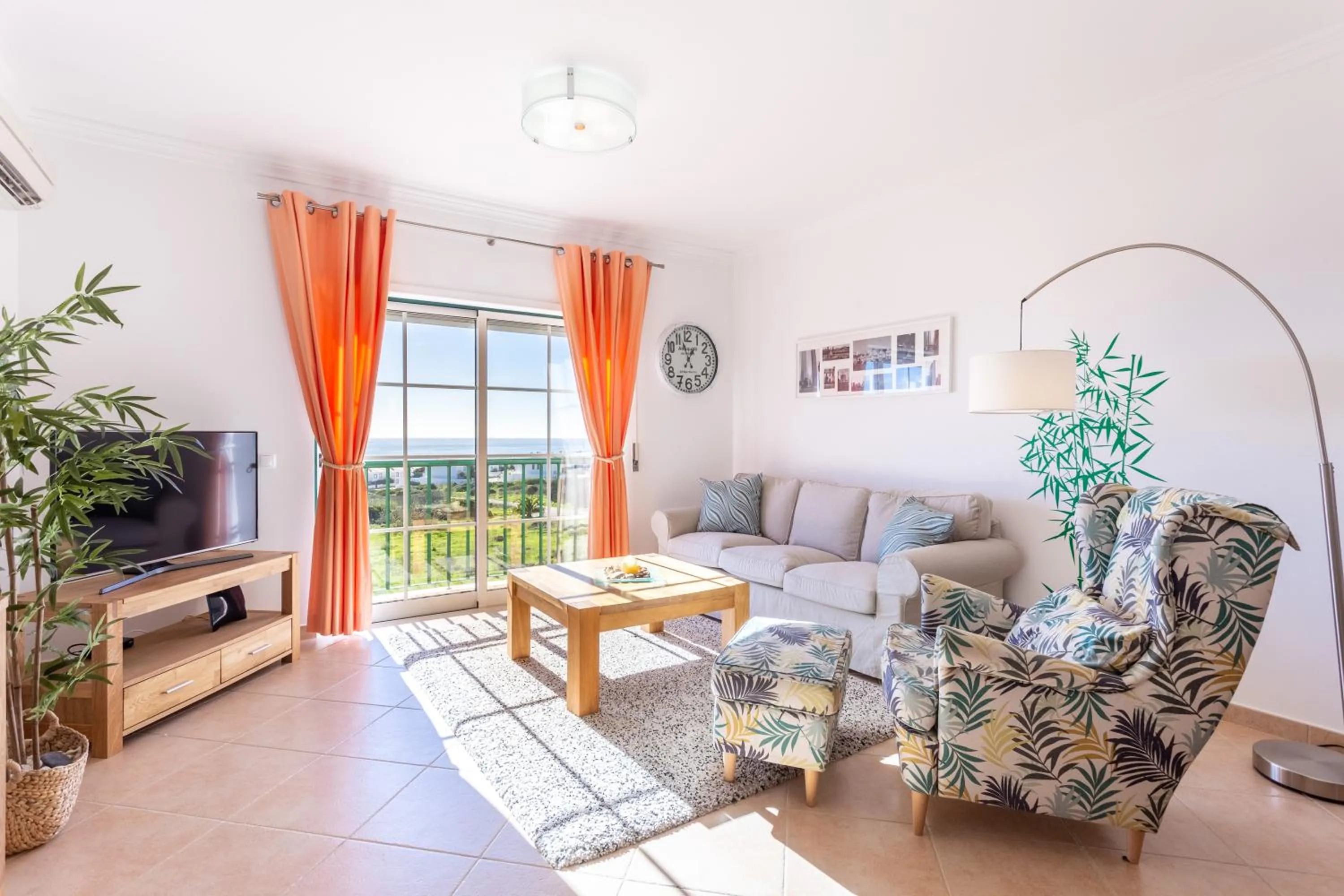 Lovely 2 bedroom apartment including pool, stunning ocean views & beach closeby