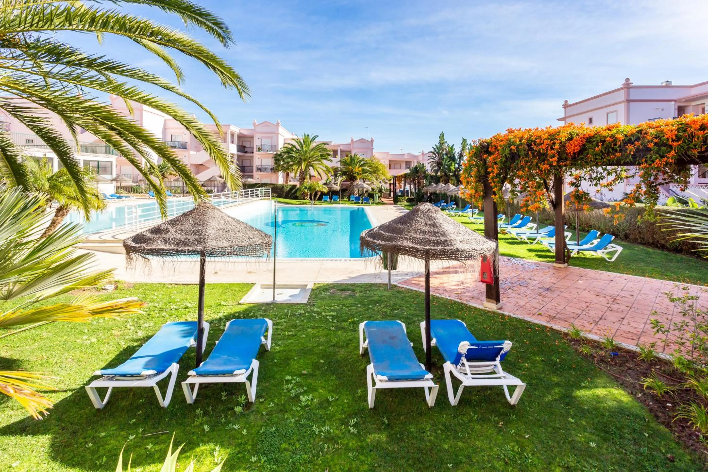 Lovely 2 bedroom apartment including pool, stunning ocean views & beach closeby