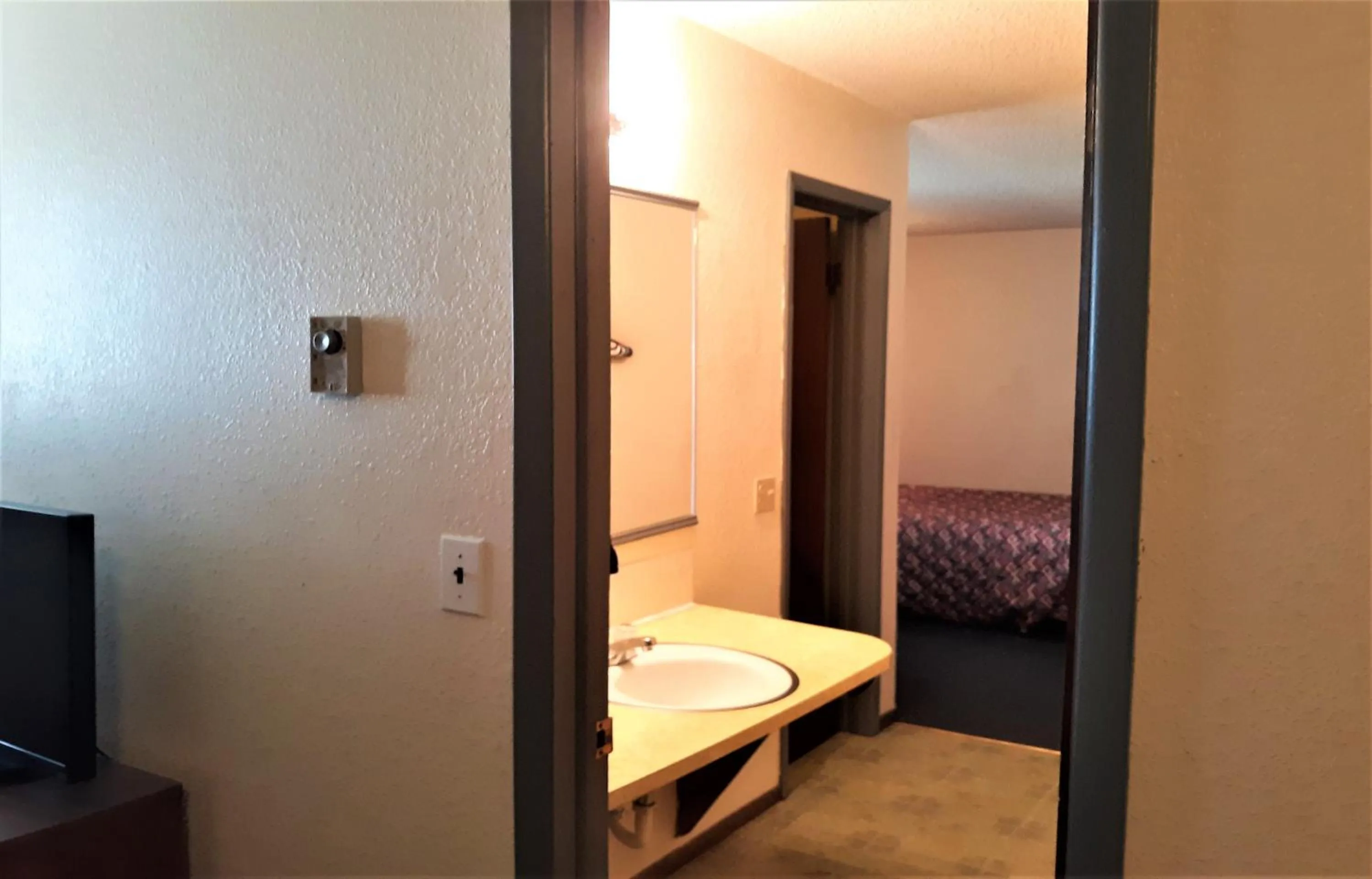 Bathroom, Bed in OYO Hotel Cheyenne Wells - US 40
