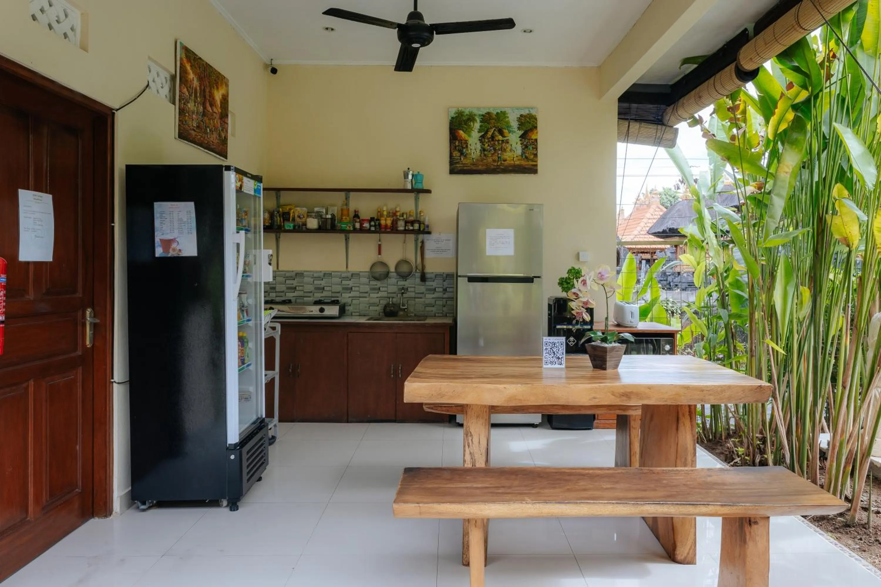 Communal kitchen in BUBU CANGGU Guesthouse