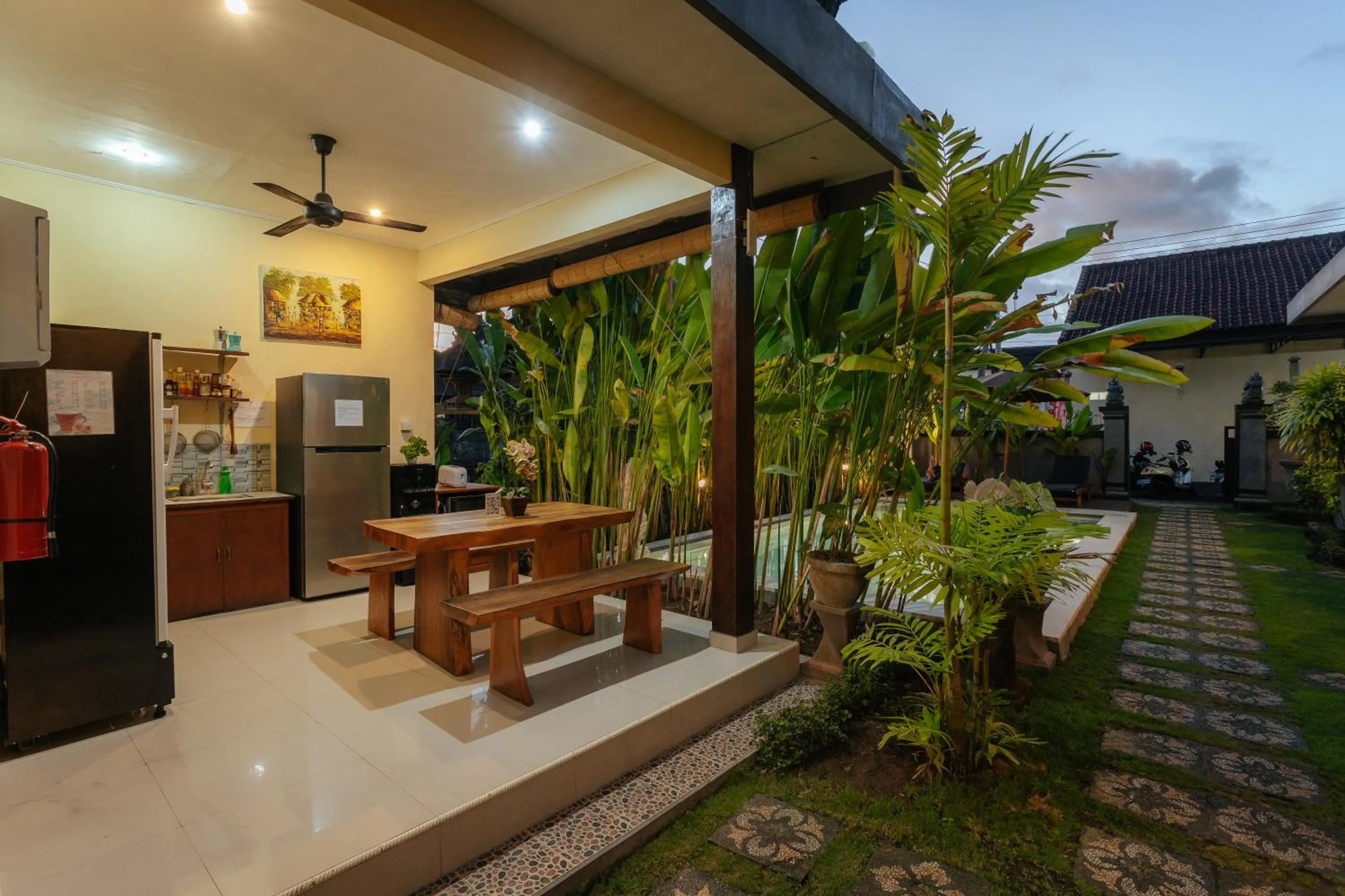 Communal kitchen in BUBU CANGGU Guesthouse