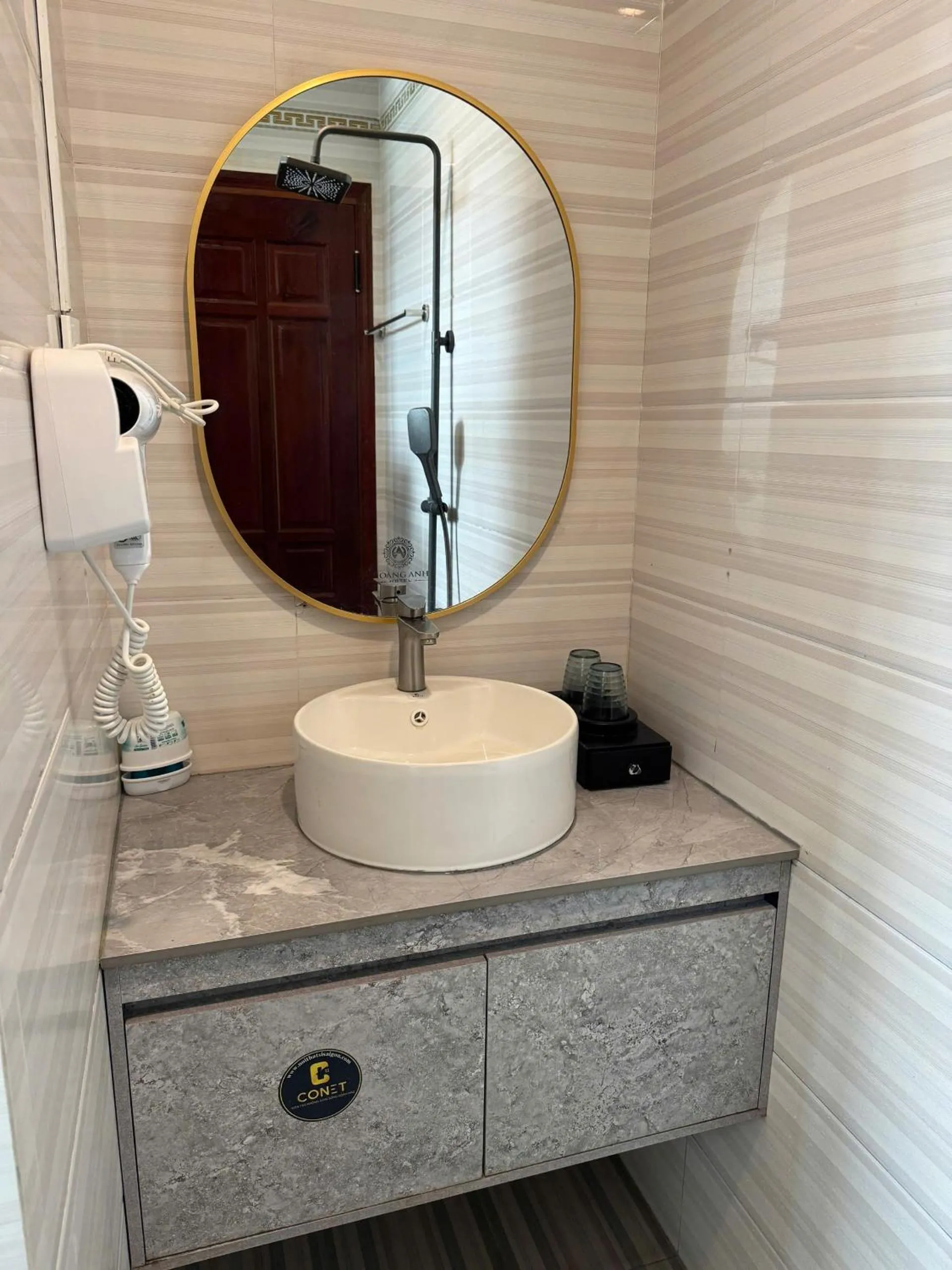 Shower in Hoàng Anh hotel