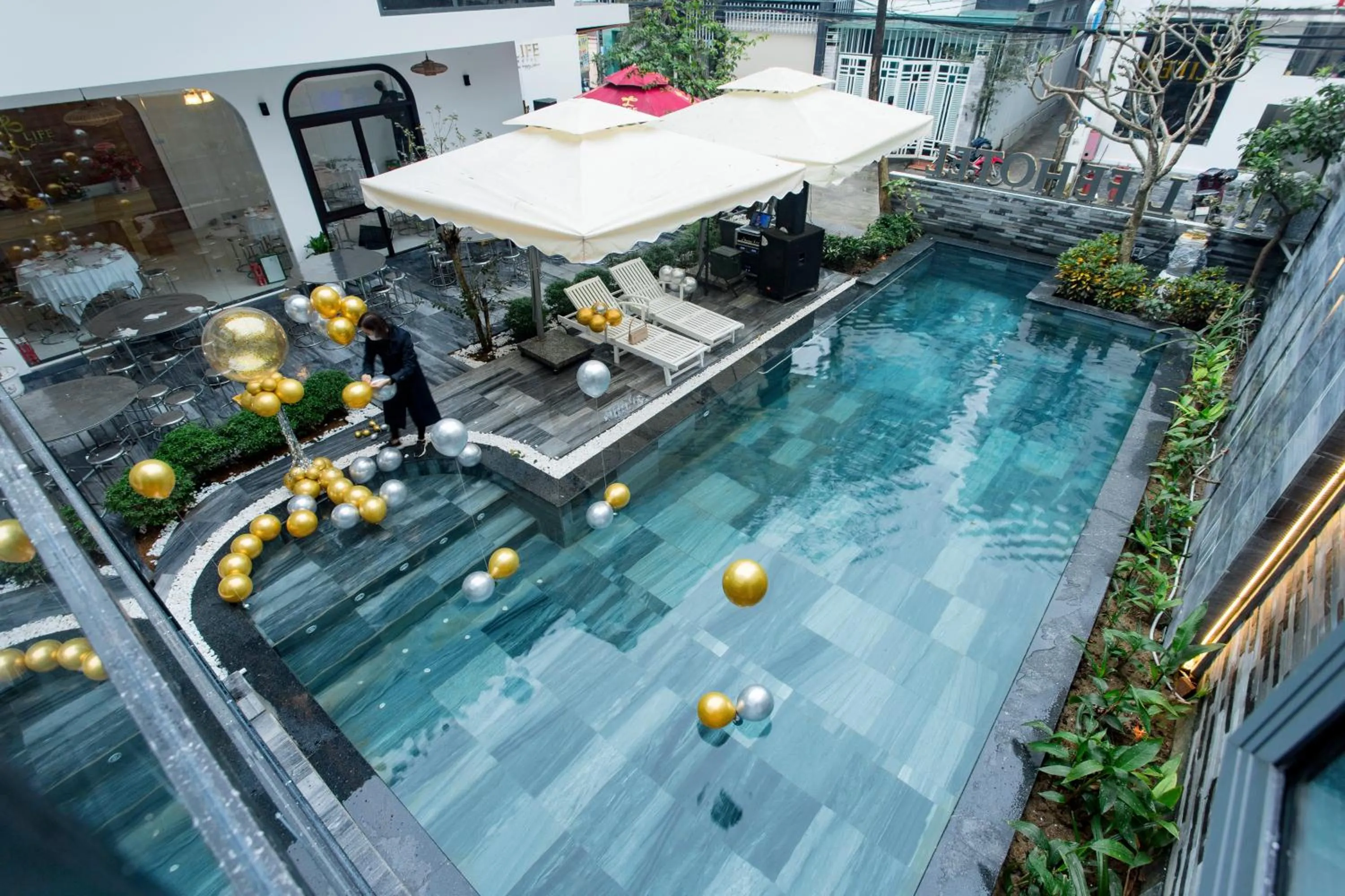 Restaurant/places to eat in Life Boutique Hotel