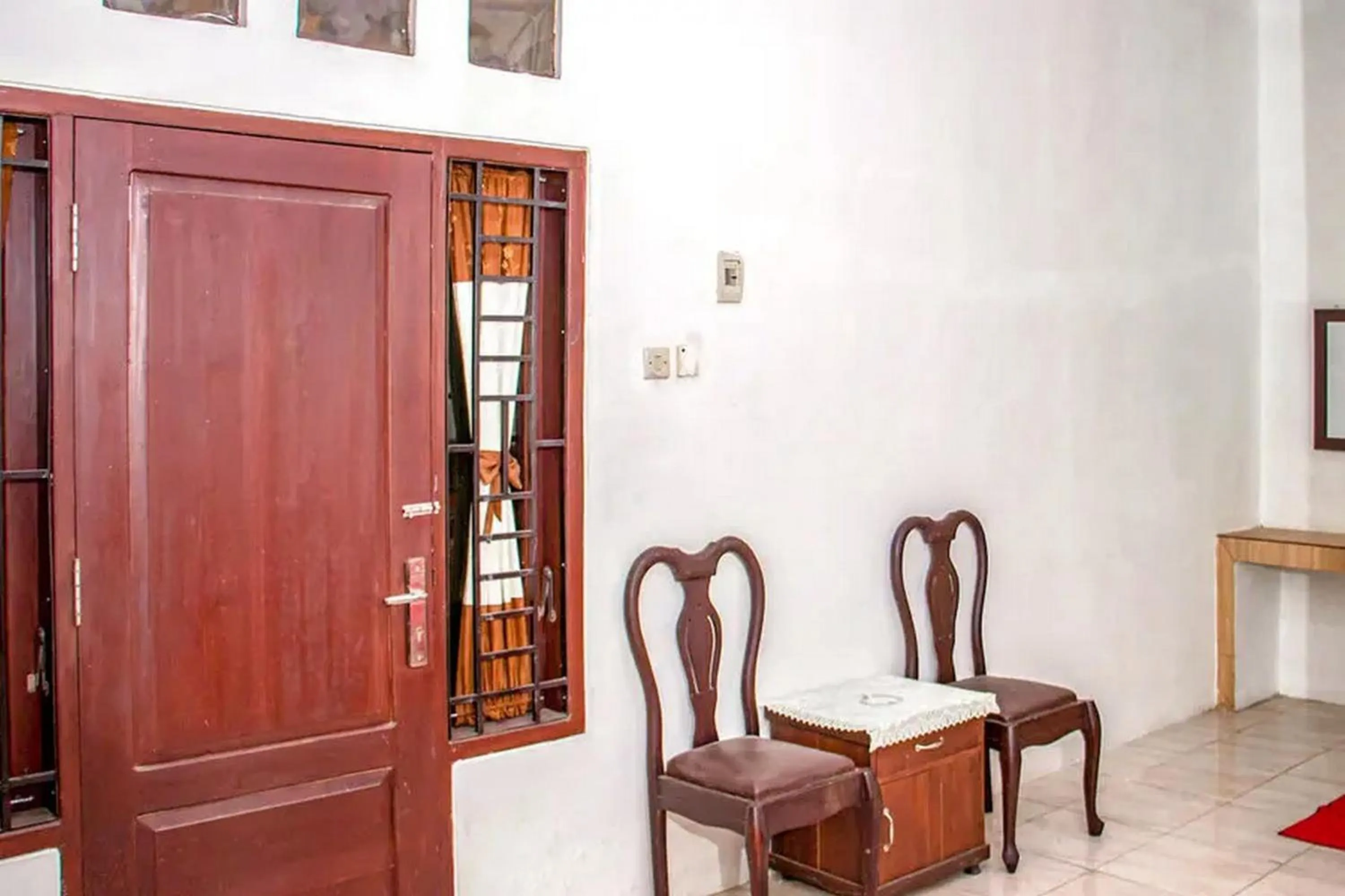 Seating area in Samar Wulu Guest House Syariah Mitra RedDoorz near Ketapang