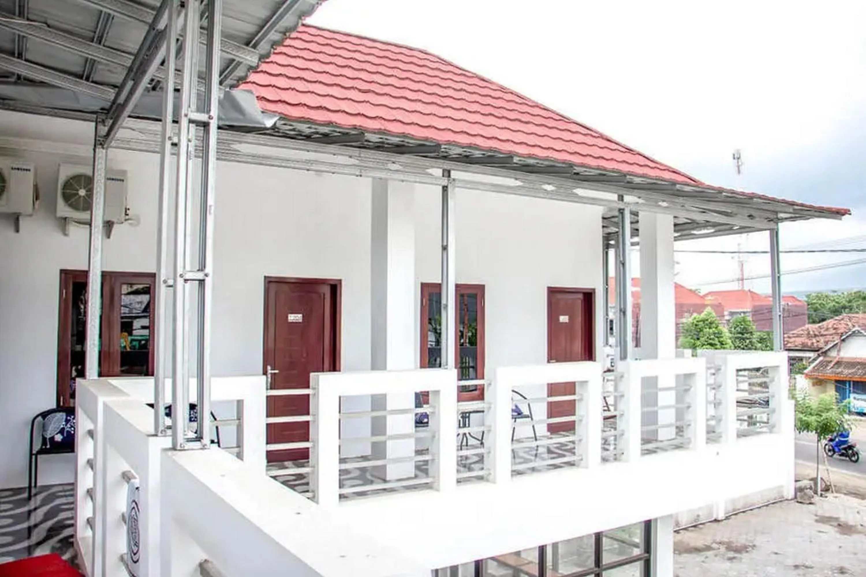 Balcony/Terrace in Samar Wulu Guest House Syariah Mitra RedDoorz near Ketapang