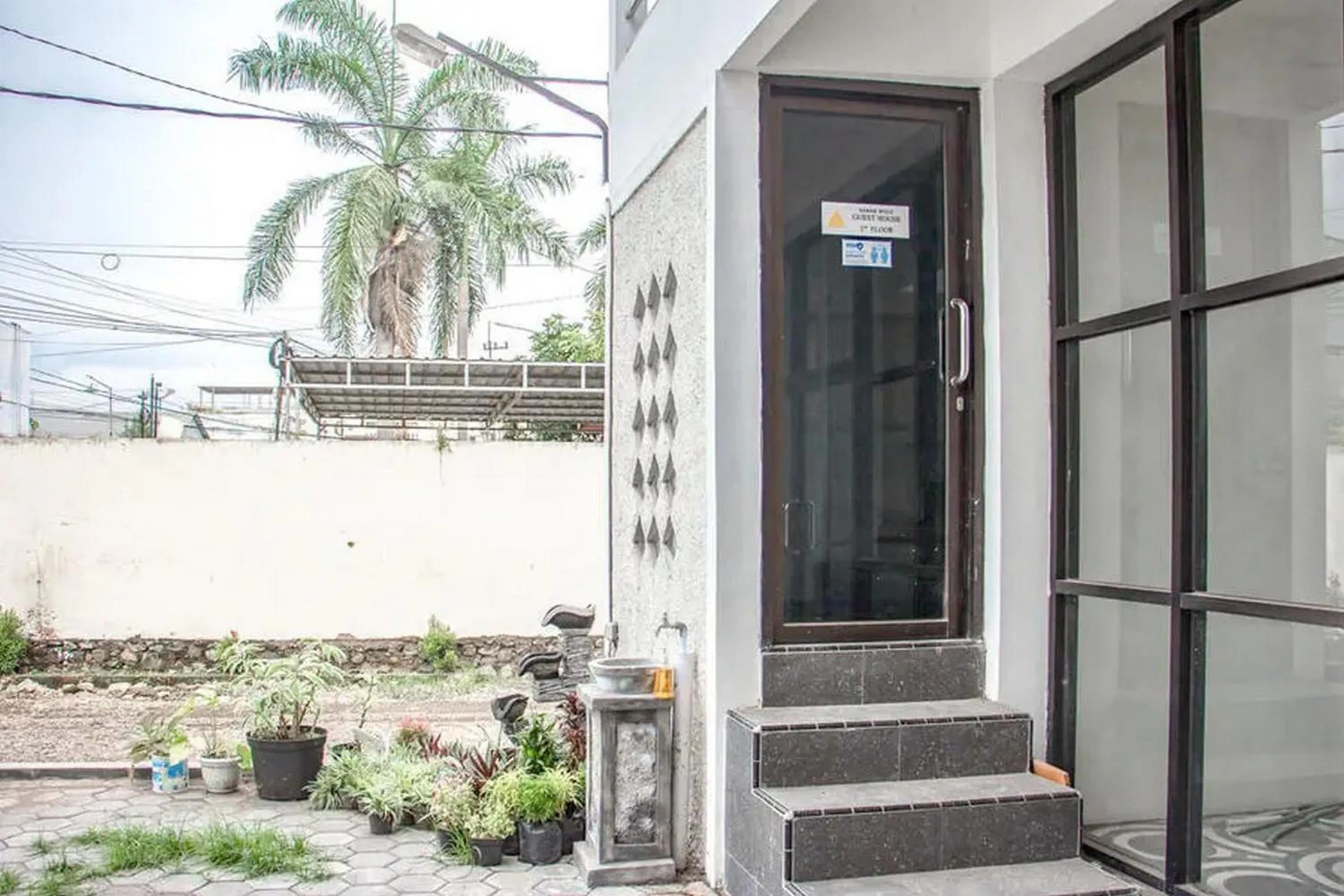 Facade/entrance in Samar Wulu Guest House Syariah Mitra RedDoorz near Ketapang