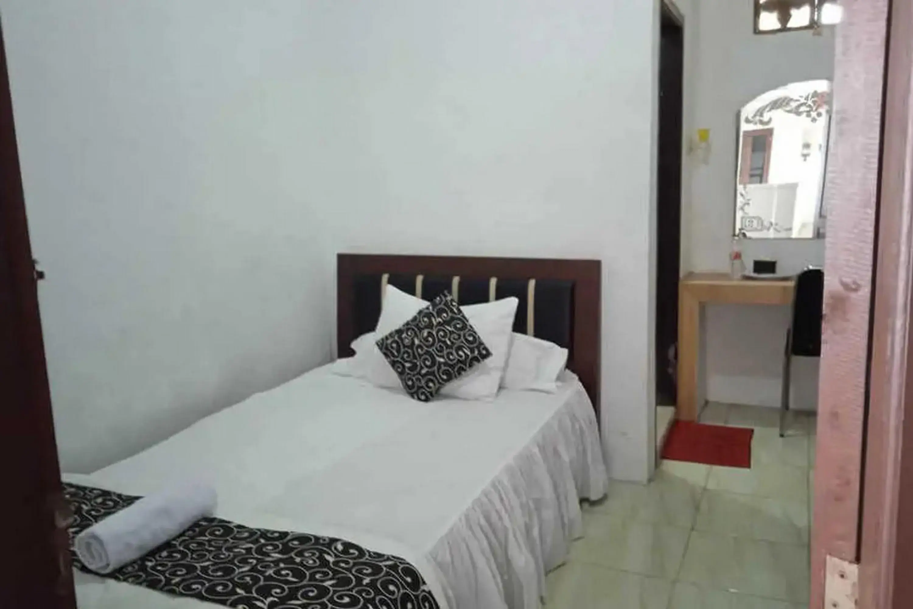 Single Room - single occupancy in Samar Wulu Guest House Syariah Mitra RedDoorz near Ketapang Single Room - single occupancy in Samar Wulu Guest House Syariah Mitra RedDoorz near Ketapang