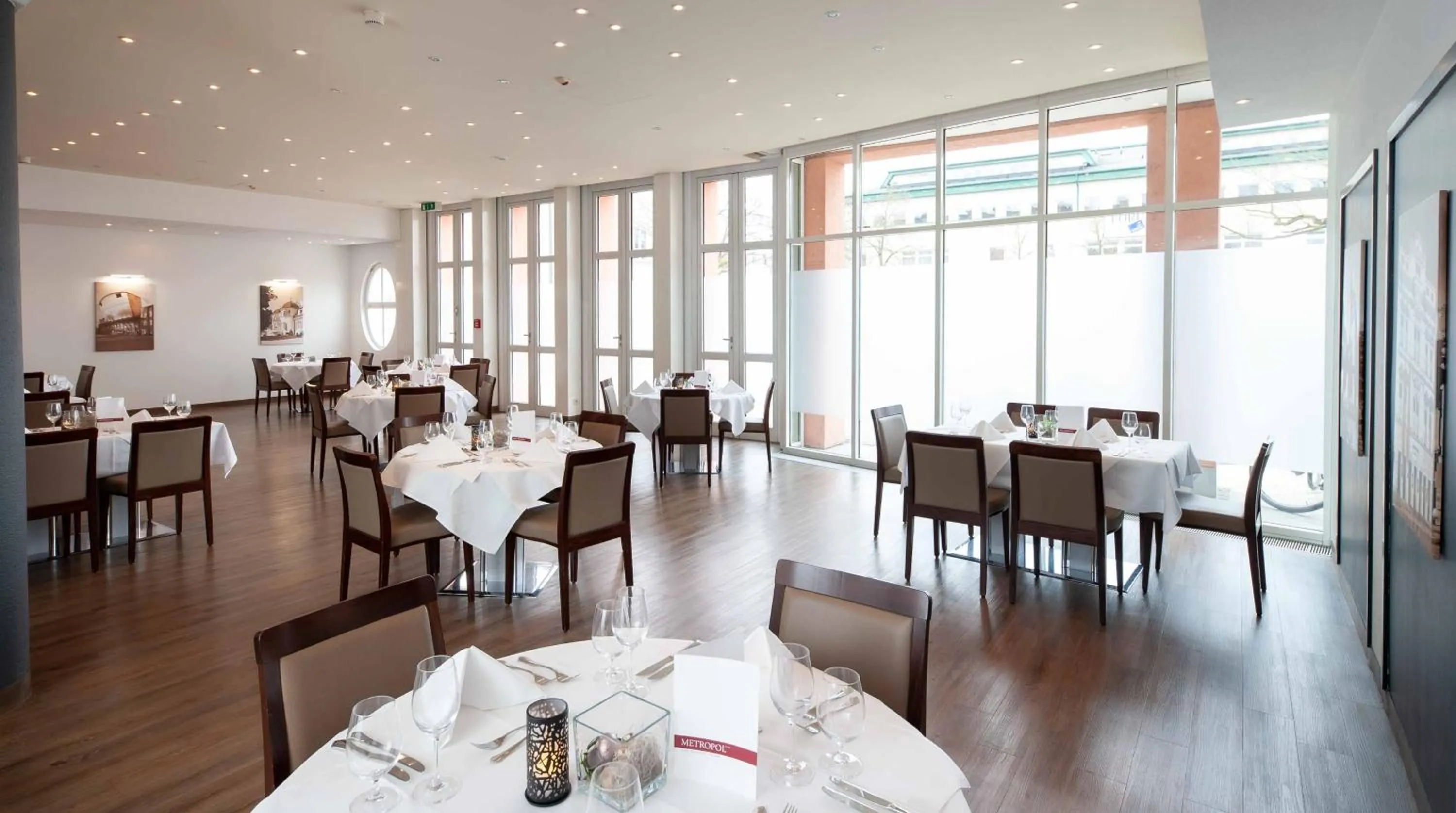 Restaurant/places to eat in Hotel Metropol