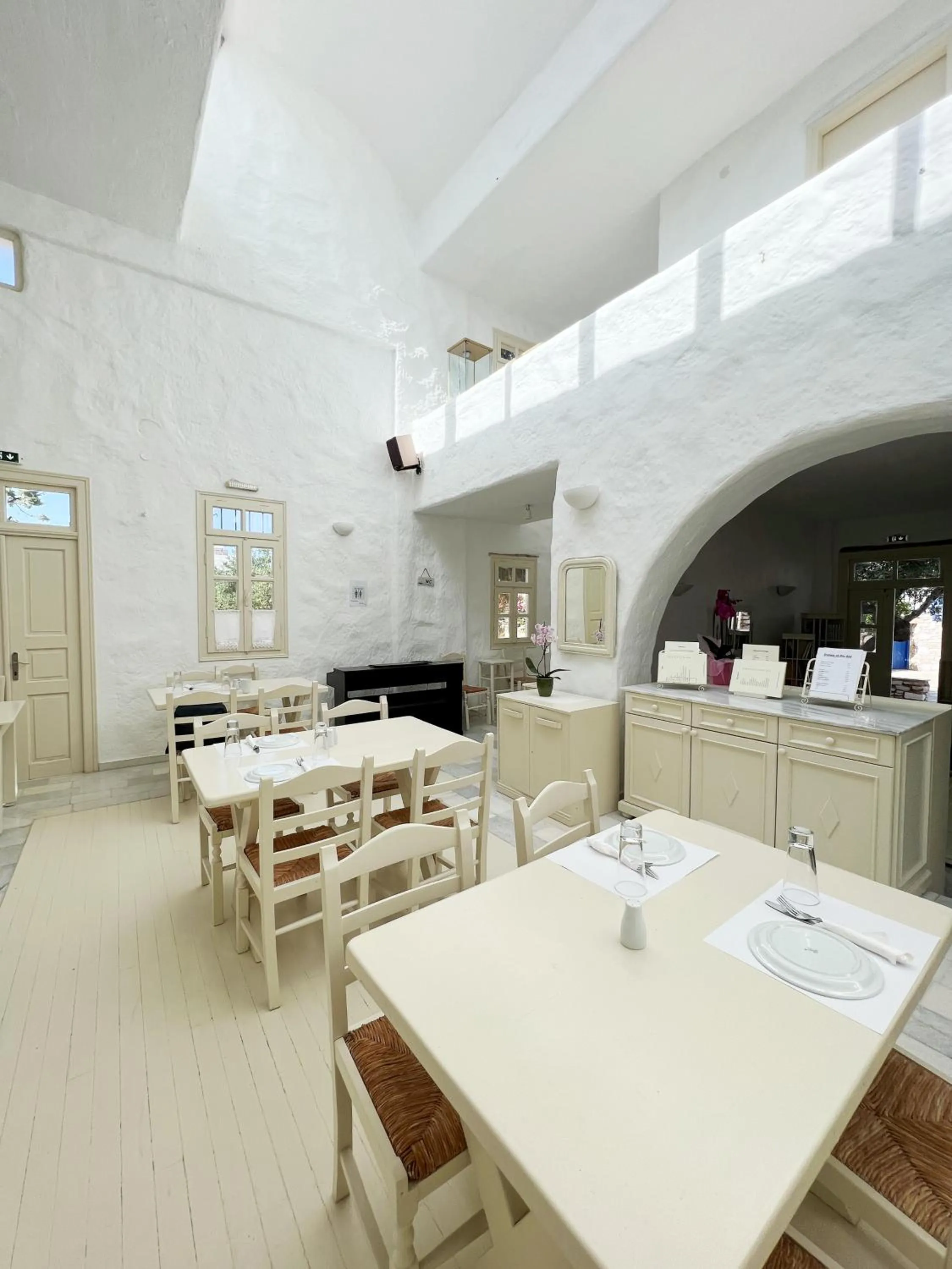 Restaurant/Places to Eat in Hotel Anezina