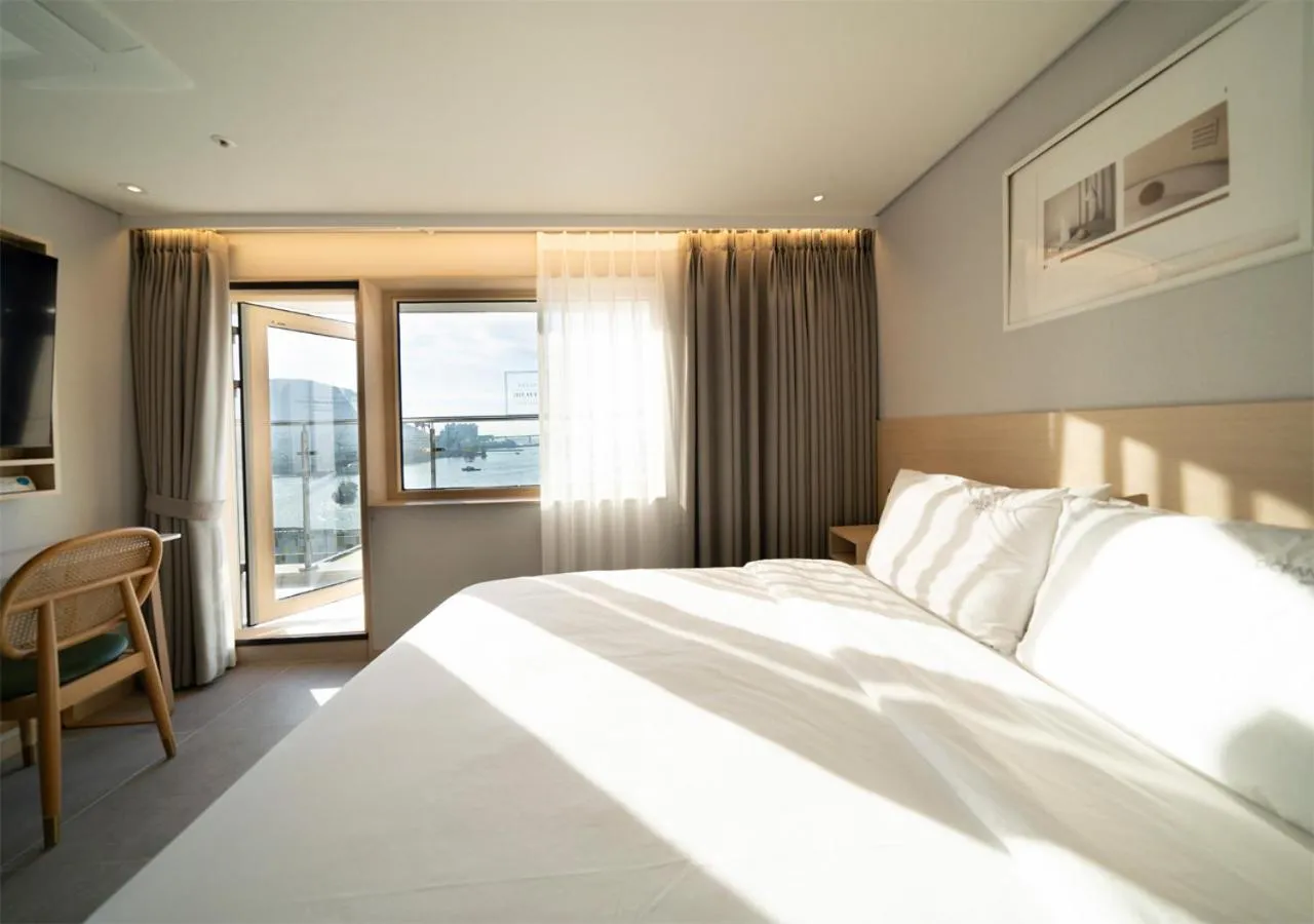 View (from property/room), Bed in Nampo Ocean2Heaven Hotel& Spa