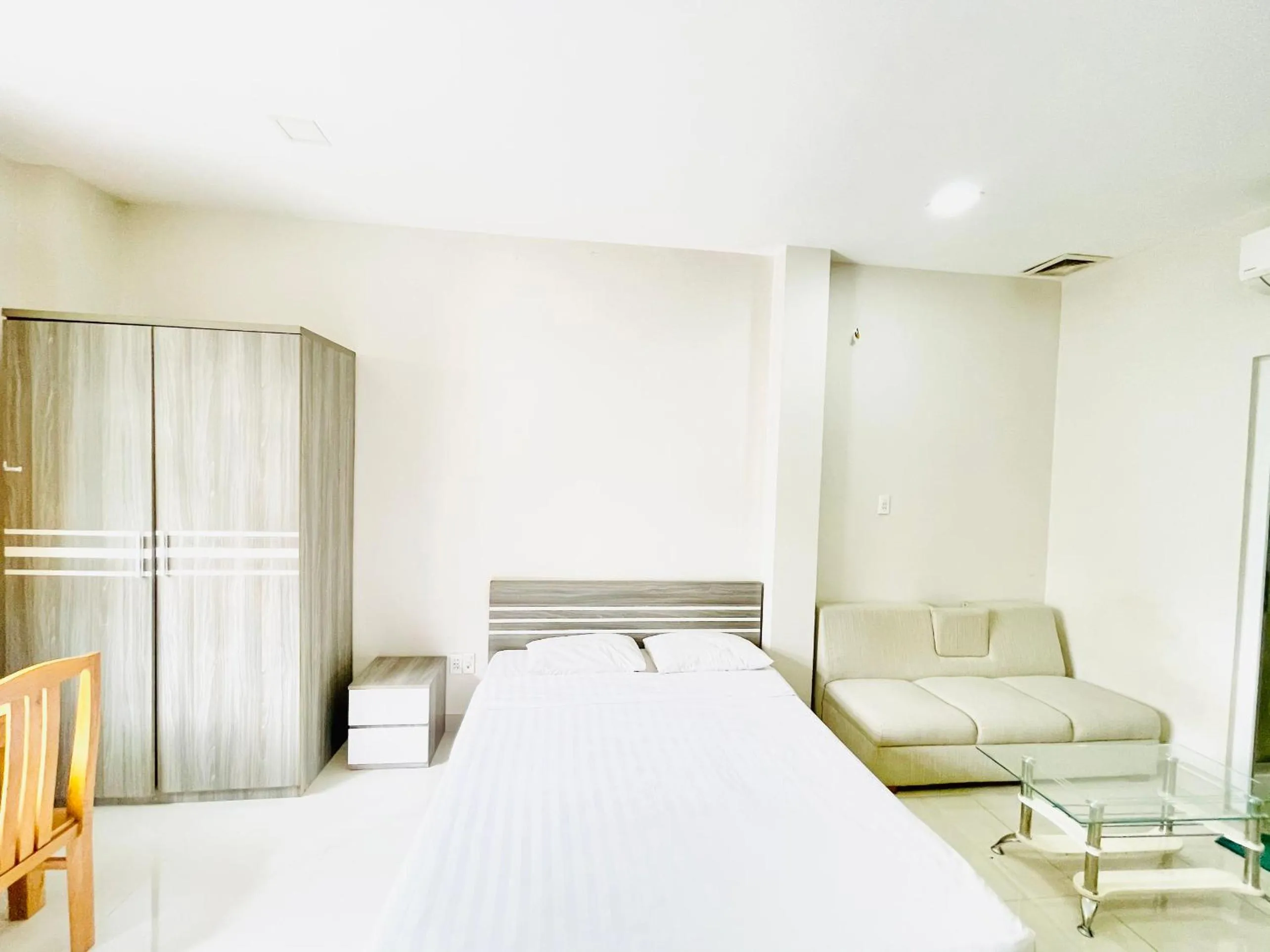 Bed in EMERALD APARTMENTS