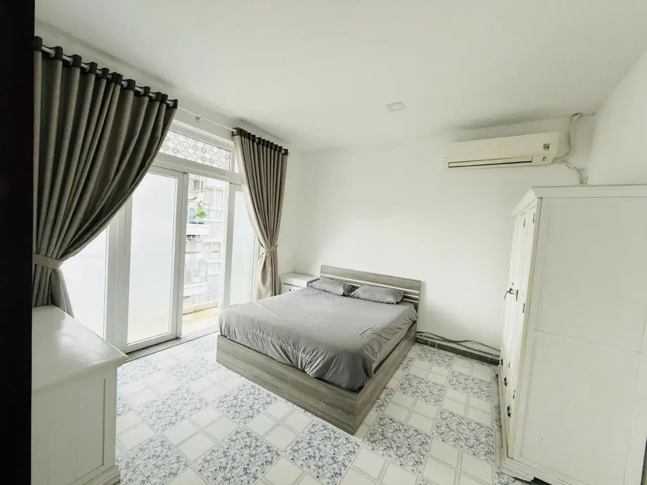 Family Room in EMERALD APARTMENTS Family Room in EMERALD APARTMENTS