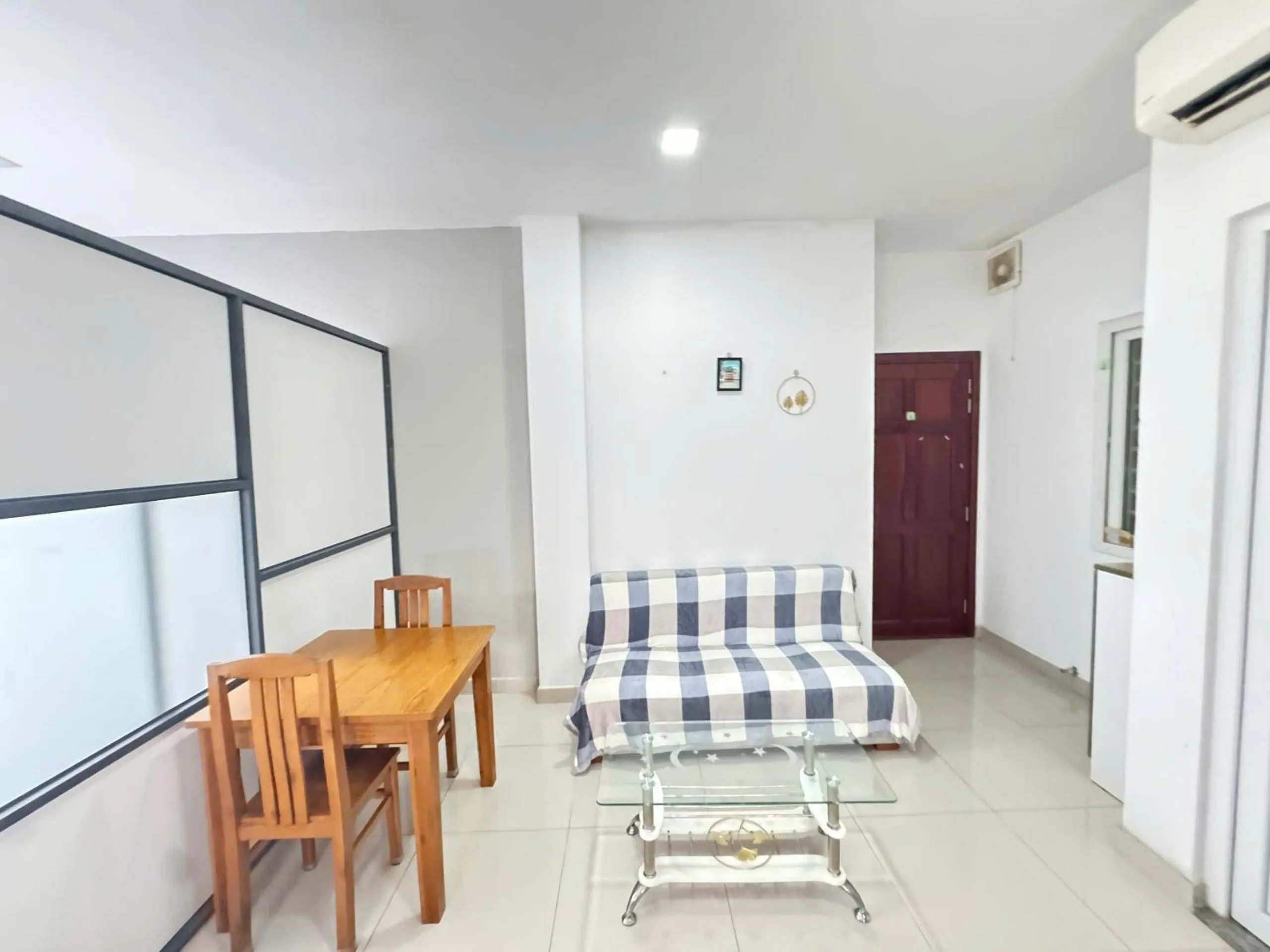 Living room in EMERALD APARTMENTS