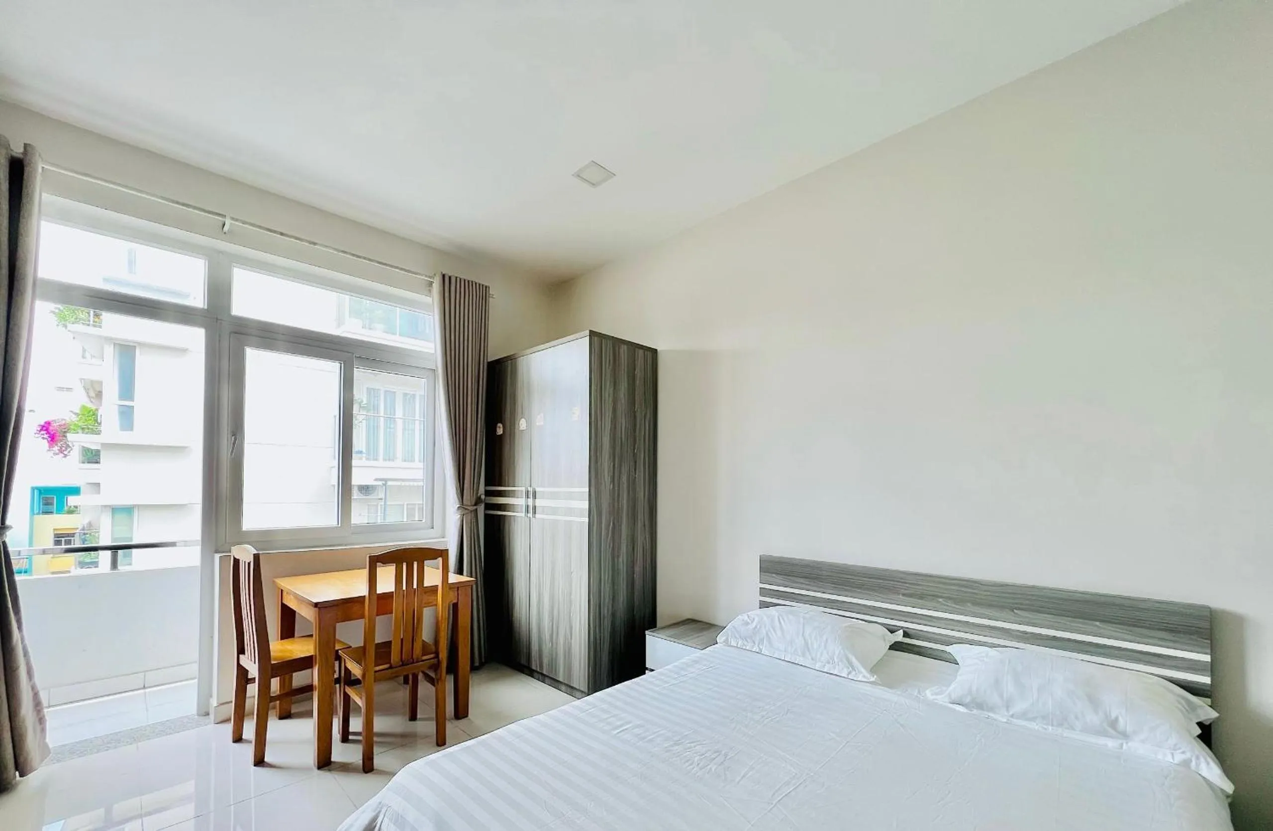 Bed in EMERALD APARTMENTS