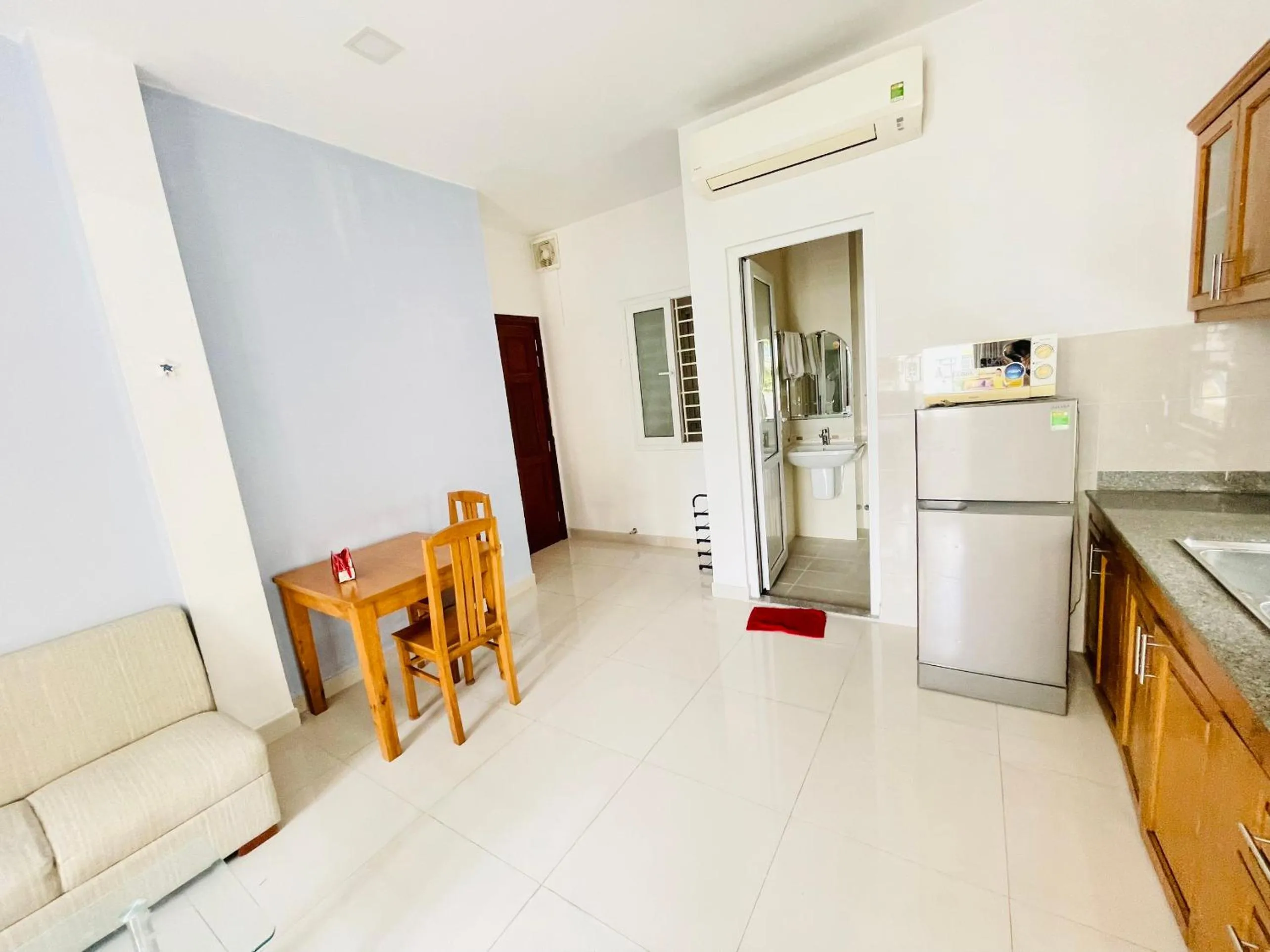 Seating area in EMERALD APARTMENTS