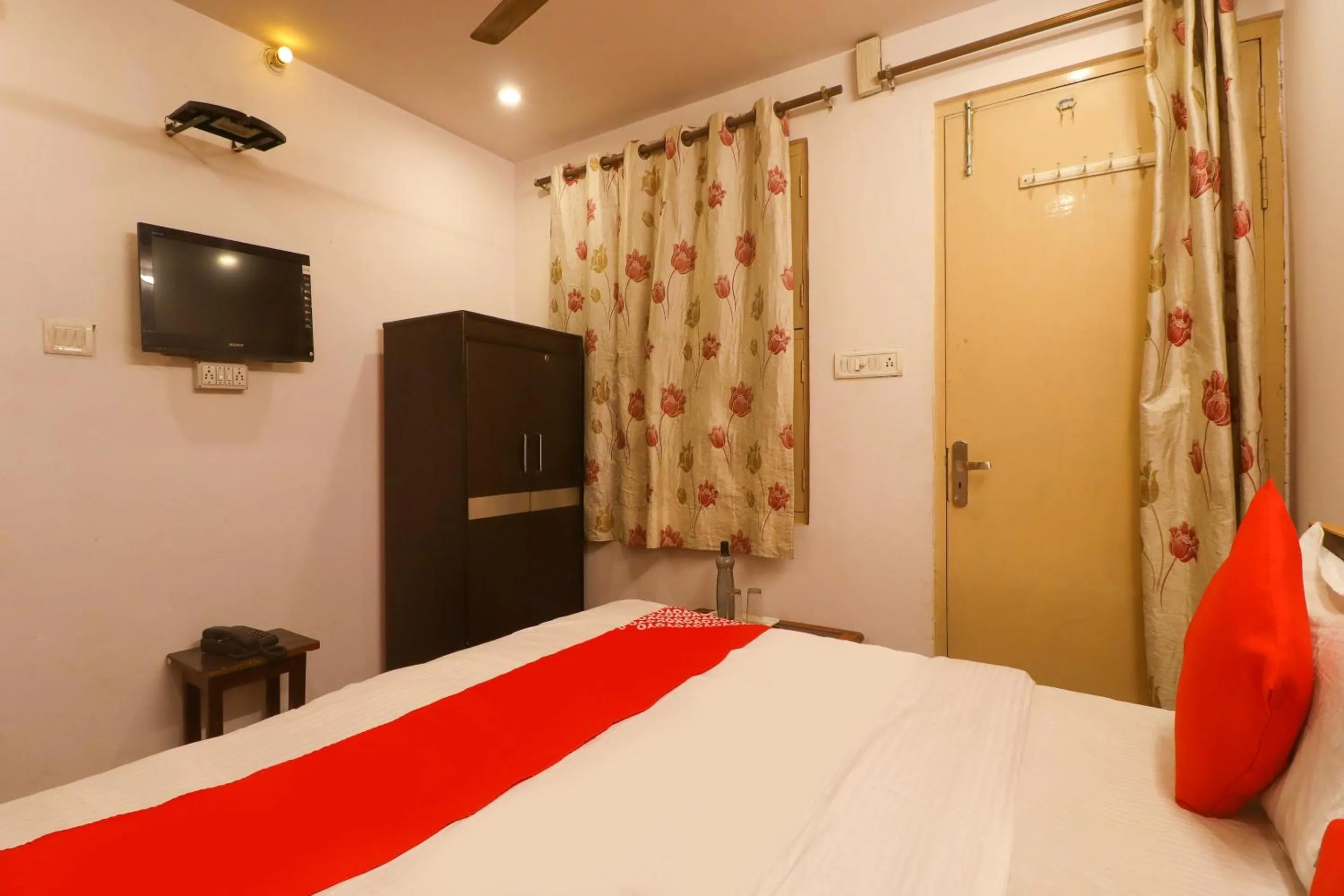 Bedroom, Bed in Super Hotel O Maa Arya