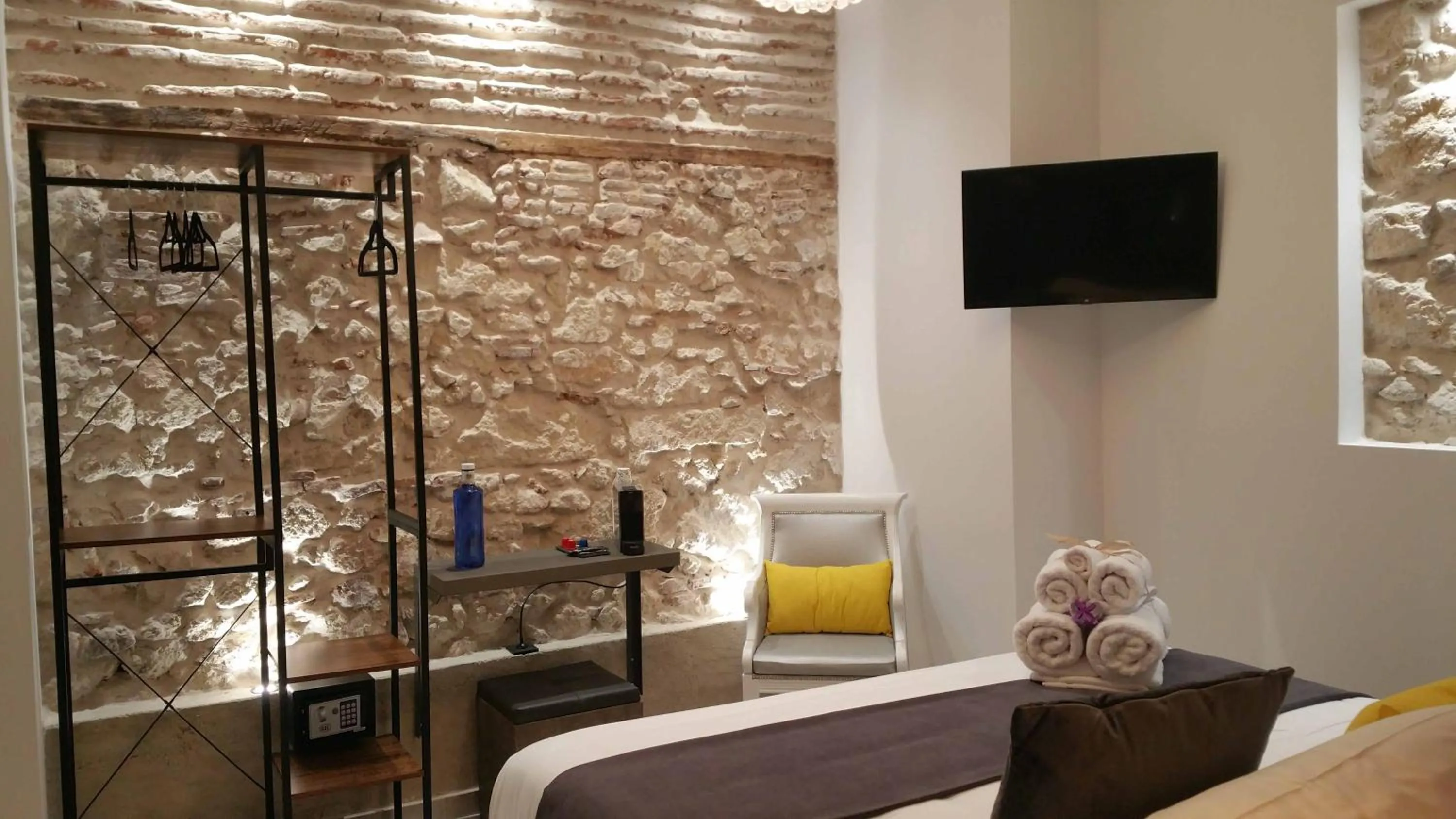 TV and multimedia, Bed in Murallas de Jayrán Hotel Boutique