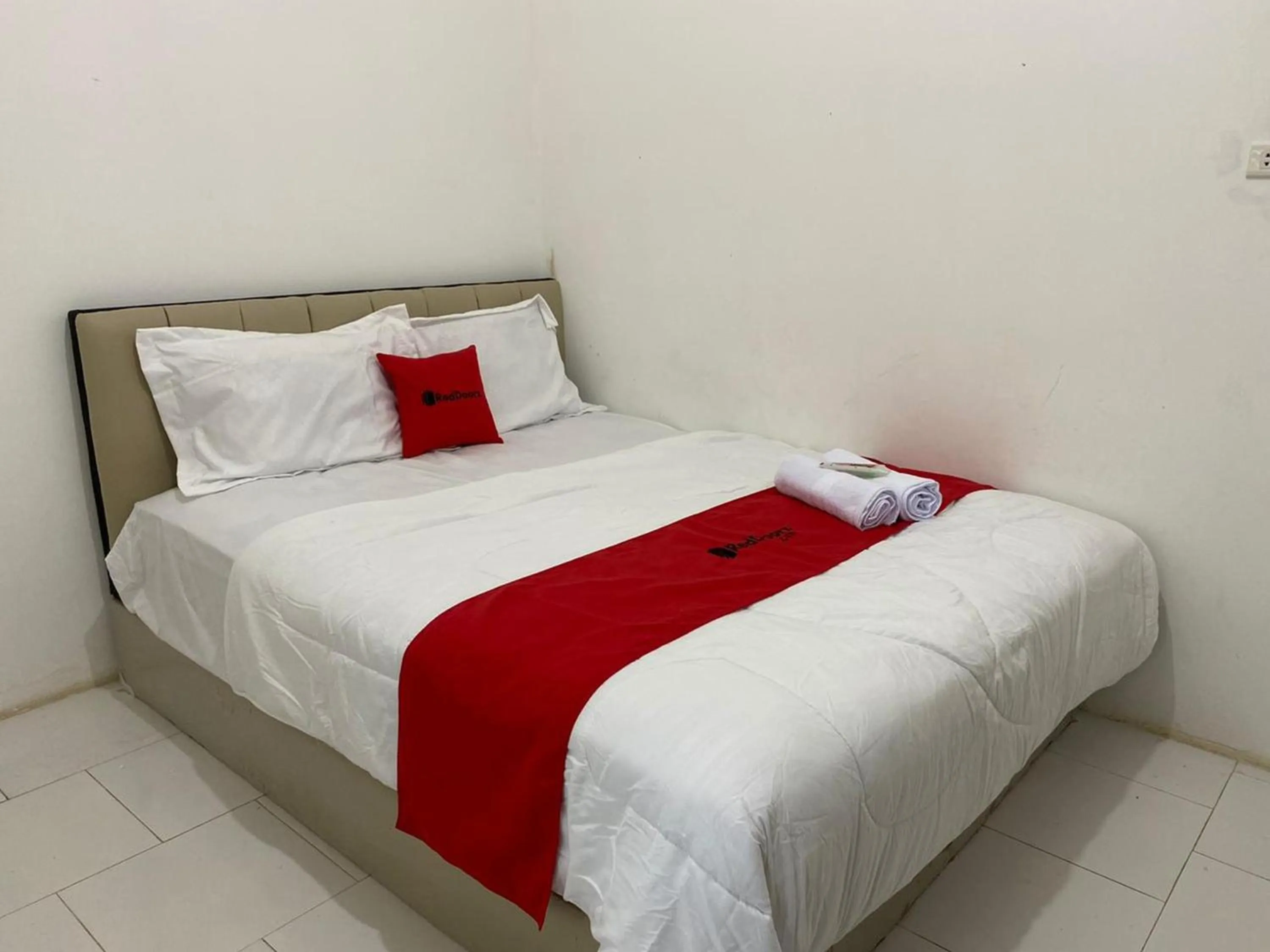 Bed in RedDoorz Plus at Puncak Mas Cottage Lampung