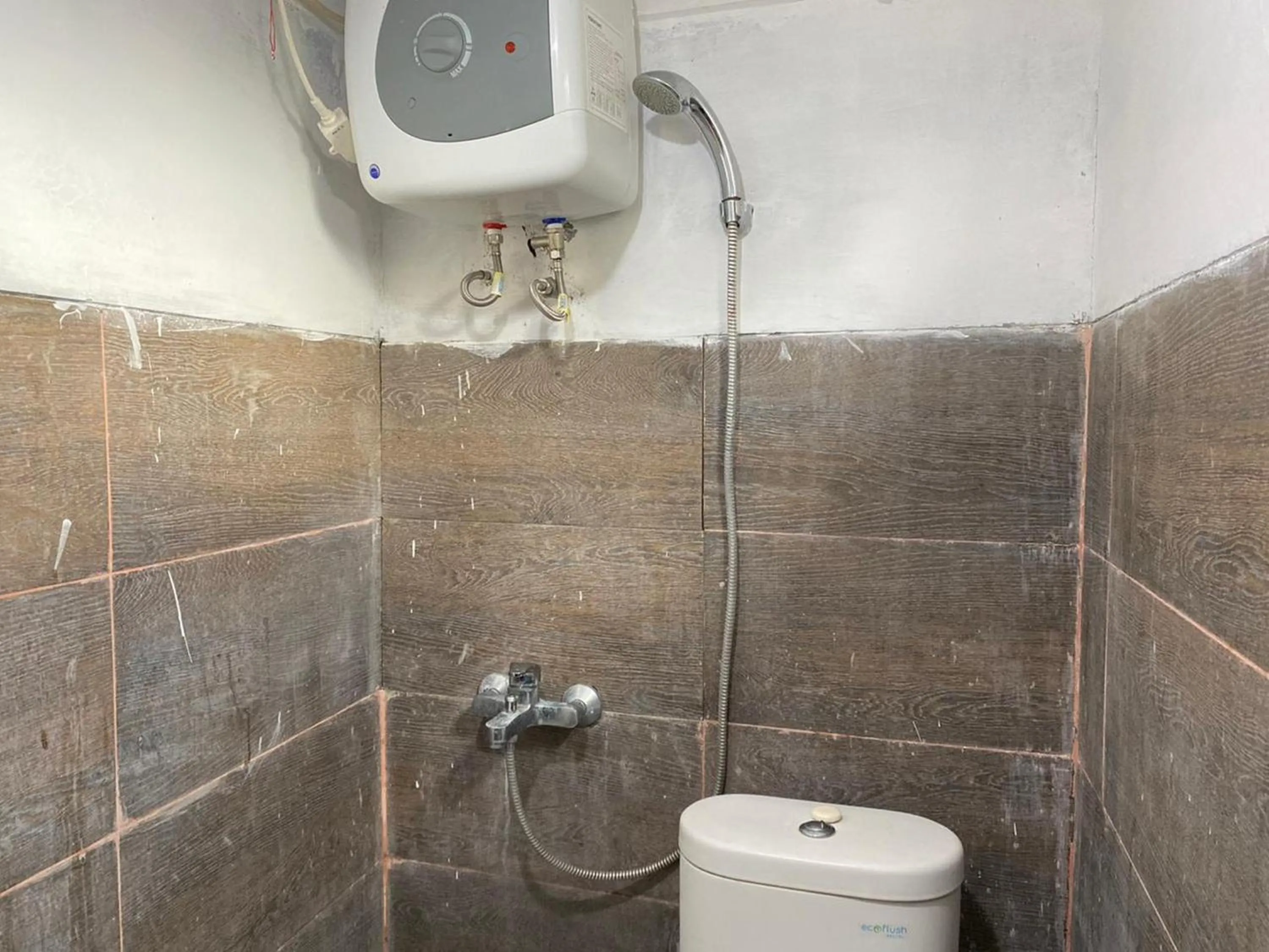 Bathroom in RedDoorz Plus at Puncak Mas Cottage Lampung