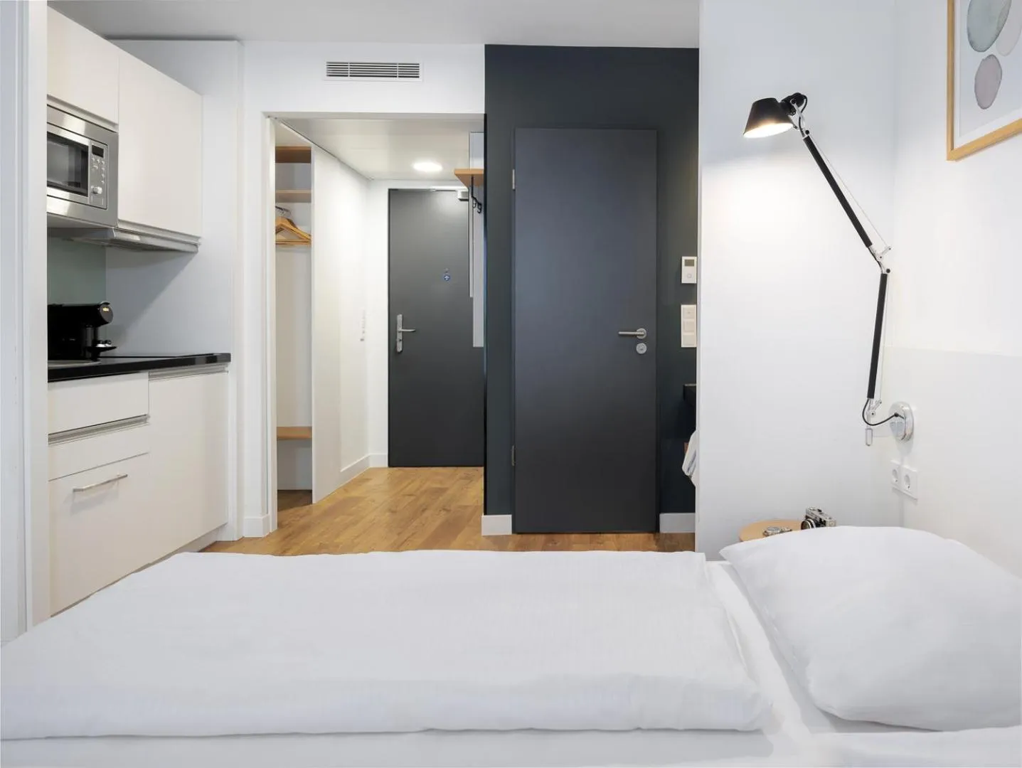 Kitchen or kitchenette, Bed in smartments Mannheim Hauptbahnhof