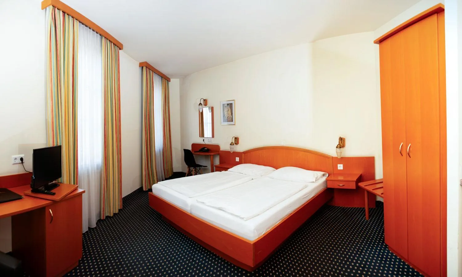 Bed in Suite Hotel 900 m zur Oper