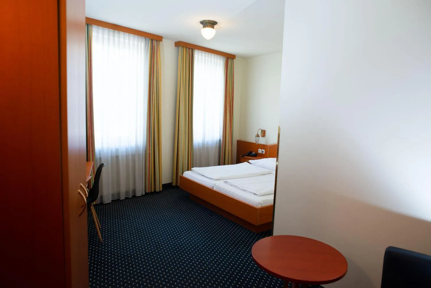 Photo of the whole room, Bed in Suite Hotel 900 m zur Oper