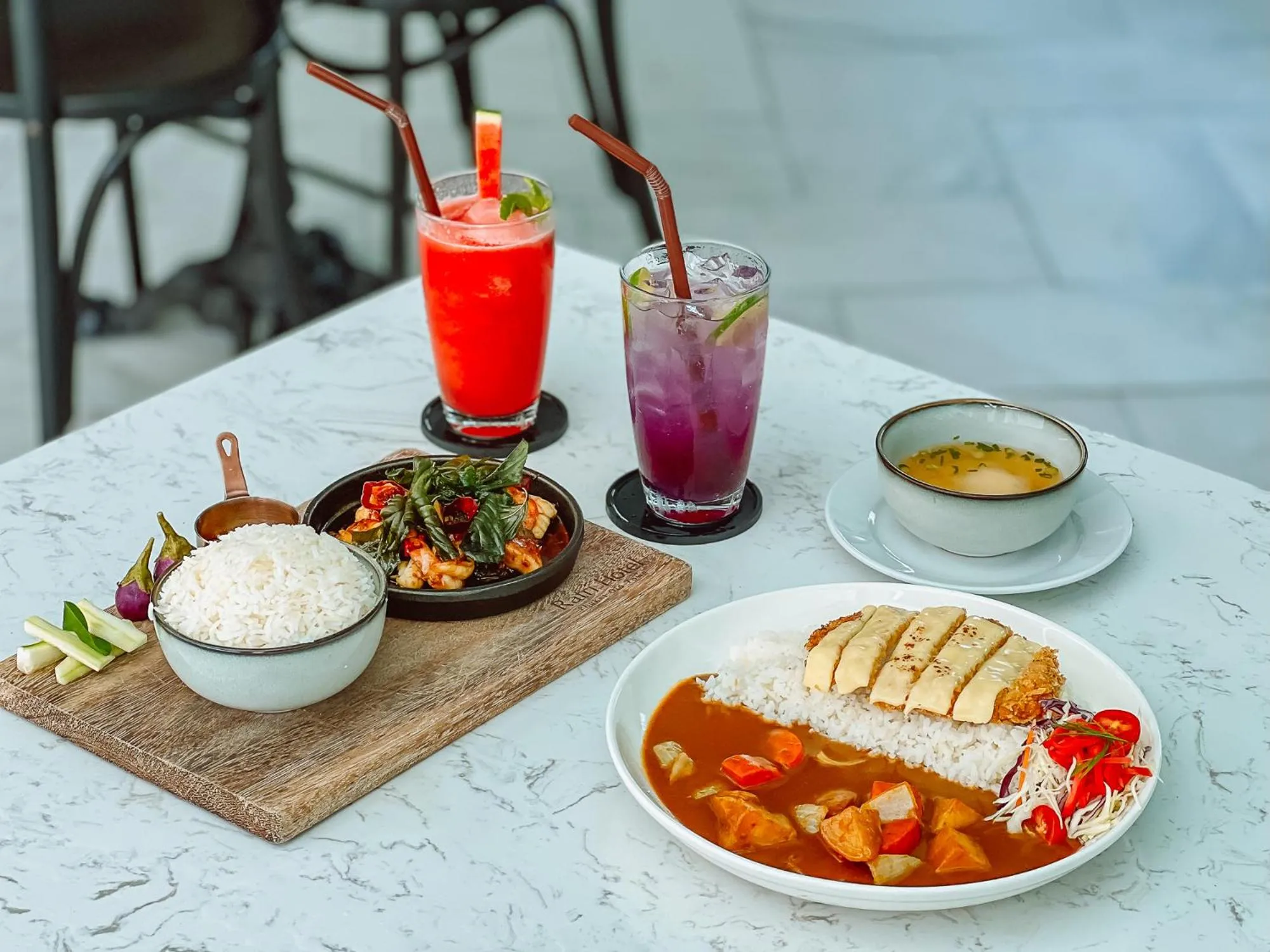 Food and drinks in Ratri Hotel Phuket Old Town