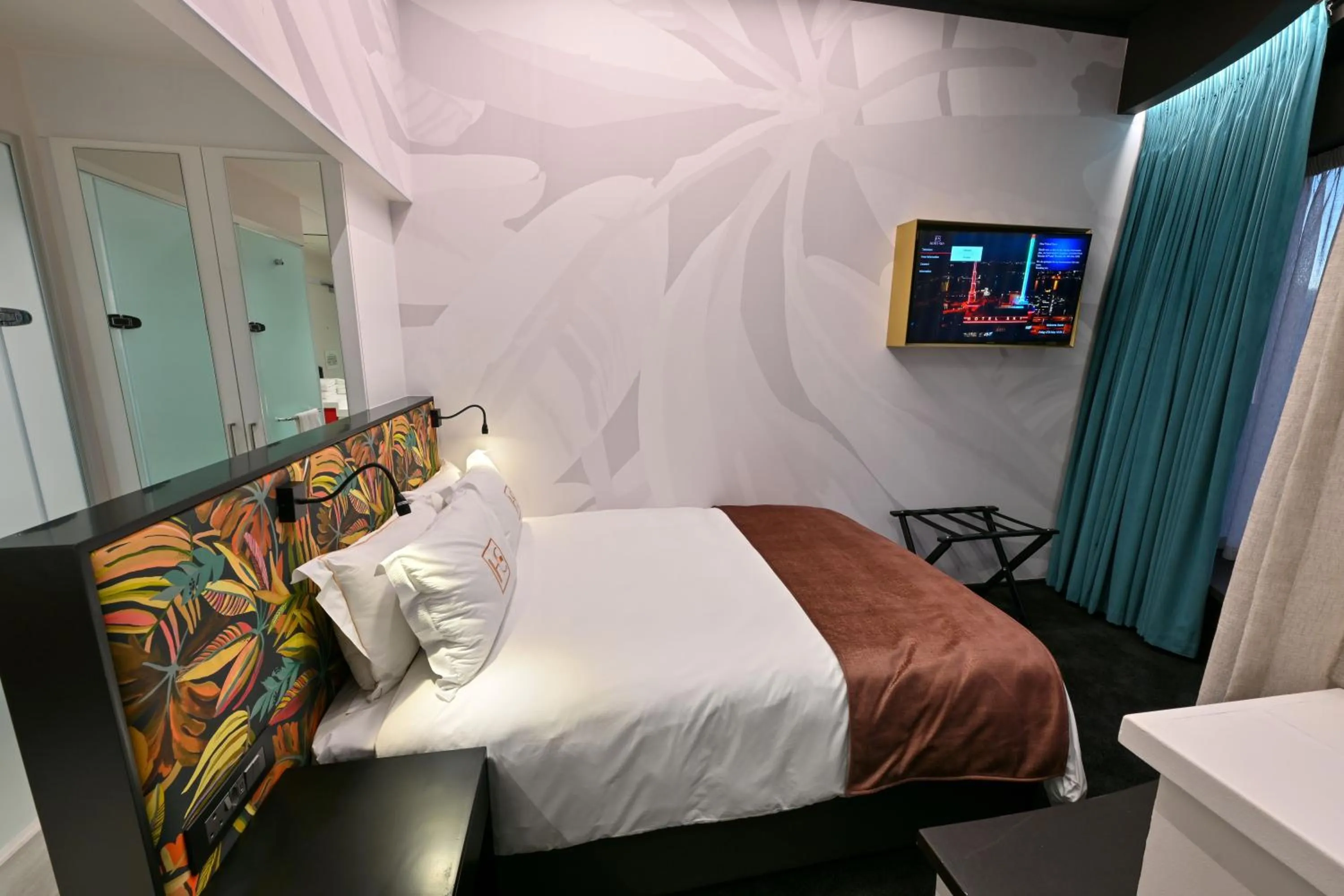 Bed in Hotel Sky Cape Town