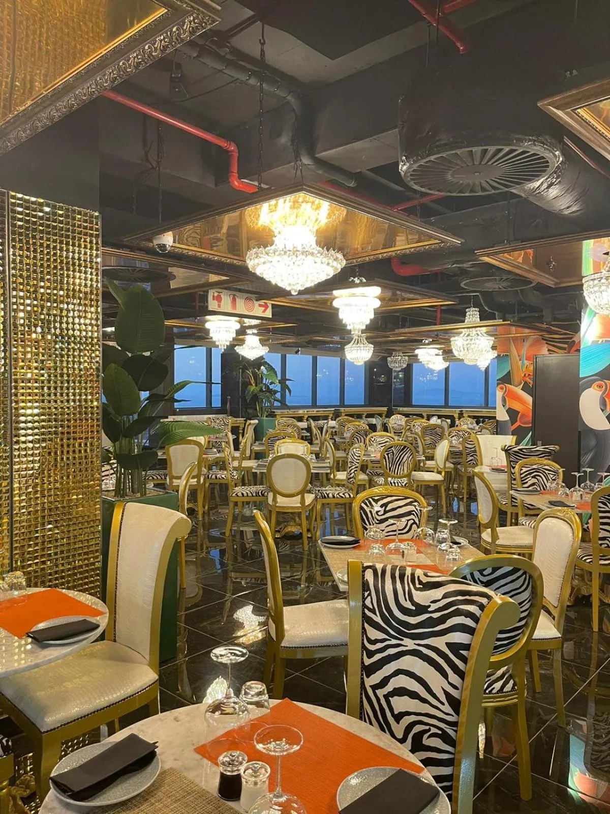 Restaurant/places to eat in Hotel Sky Cape Town